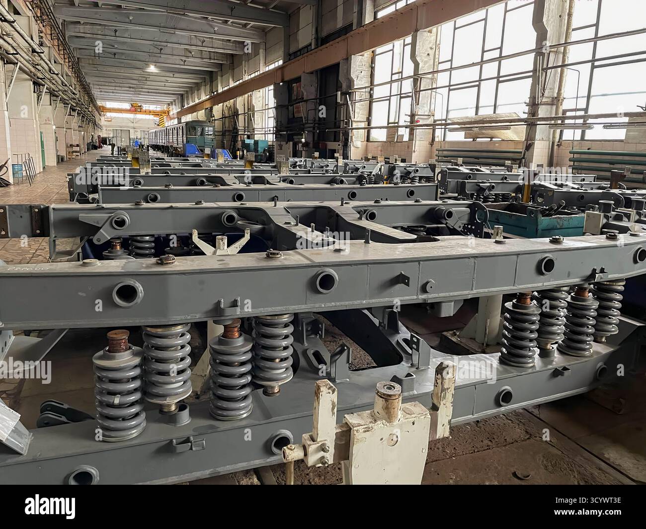 Officina di produzione di carri moderni con macchinari avanzati Foto Stock
