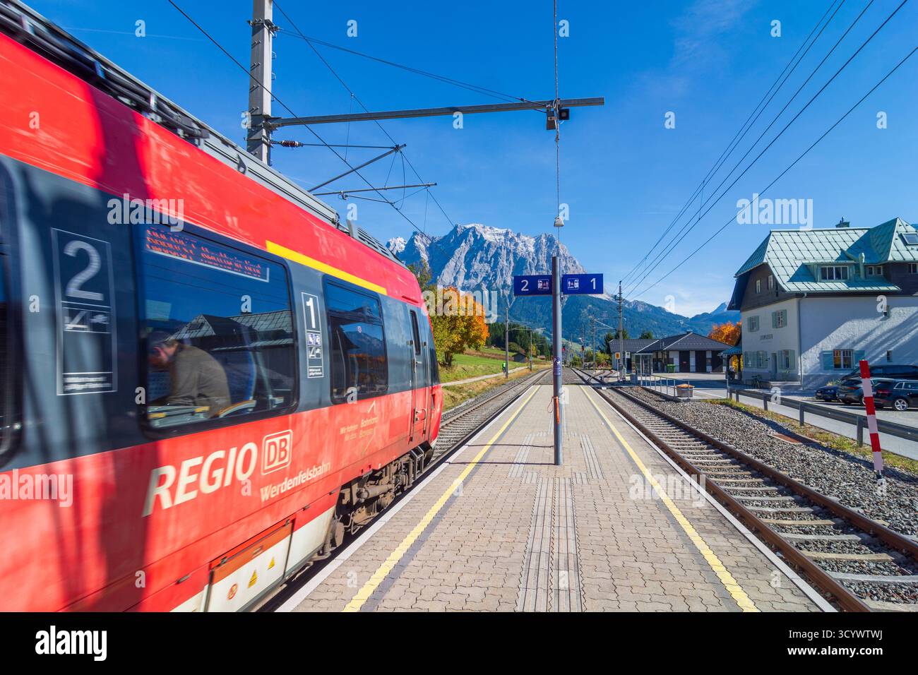 Lermoos: Stazione ferroviaria di Lermoos, treno di DB, montagna Zugspitze in Tiroler Zugspitz Arena, Tirolo, Austria Foto Stock
