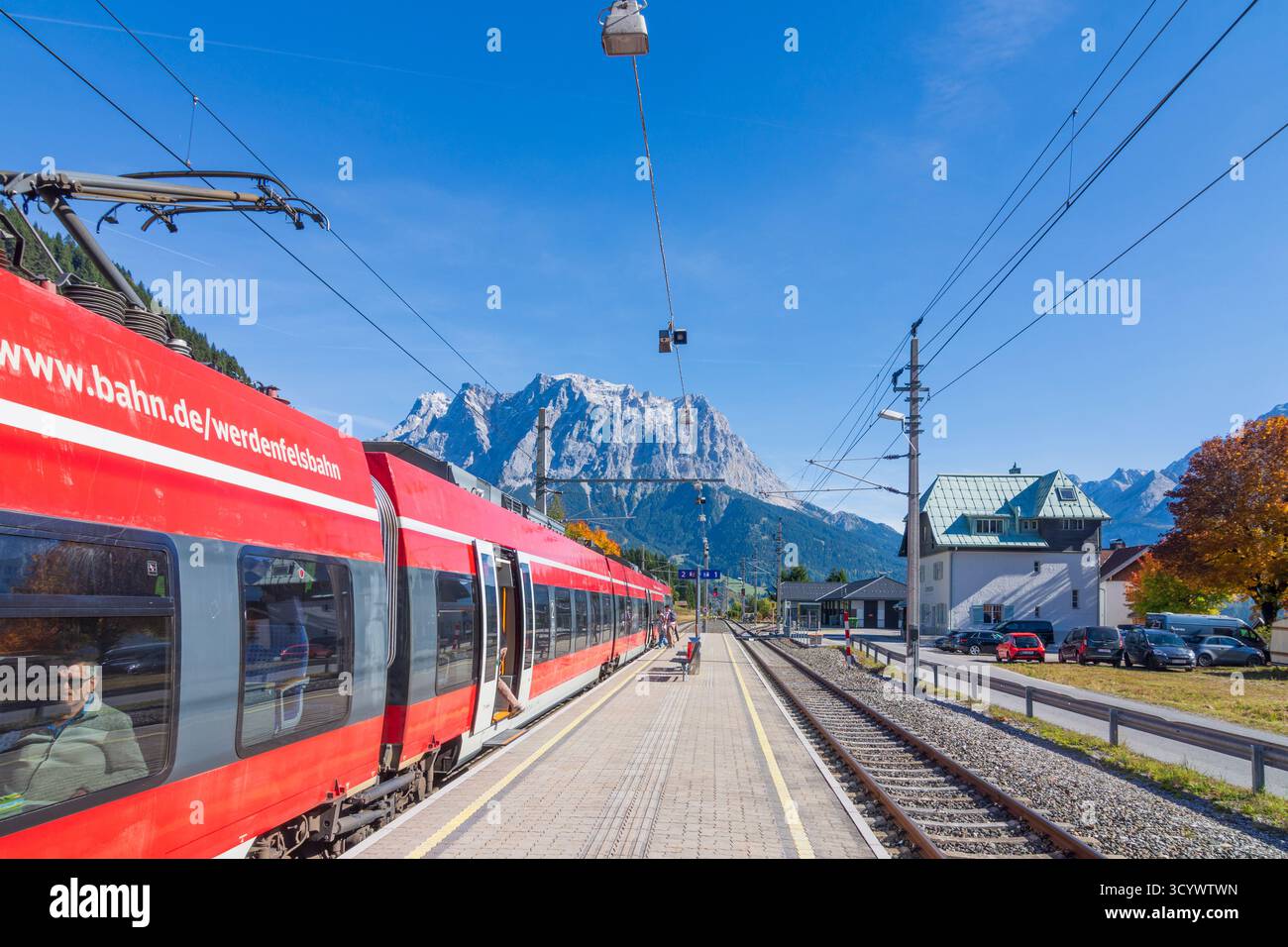 Lermoos: Stazione ferroviaria di Lermoos, treno di DB, montagna Zugspitze in Tiroler Zugspitz Arena, Tirolo, Austria Foto Stock