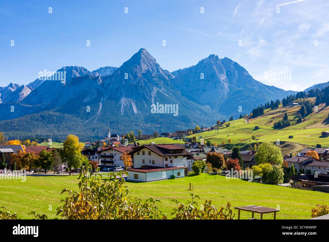Lermoos: Villaggio Lermoos, montagna Sonnenspitze in Tiroler Zugspitz Arena, Tirolo, Austria Foto Stock