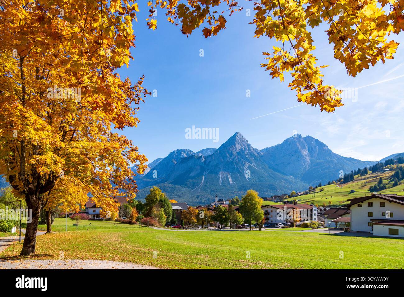 Lermoos: Villaggio Lermoos, montagna Sonnenspitze in Tiroler Zugspitz Arena, Tirolo, Austria Foto Stock