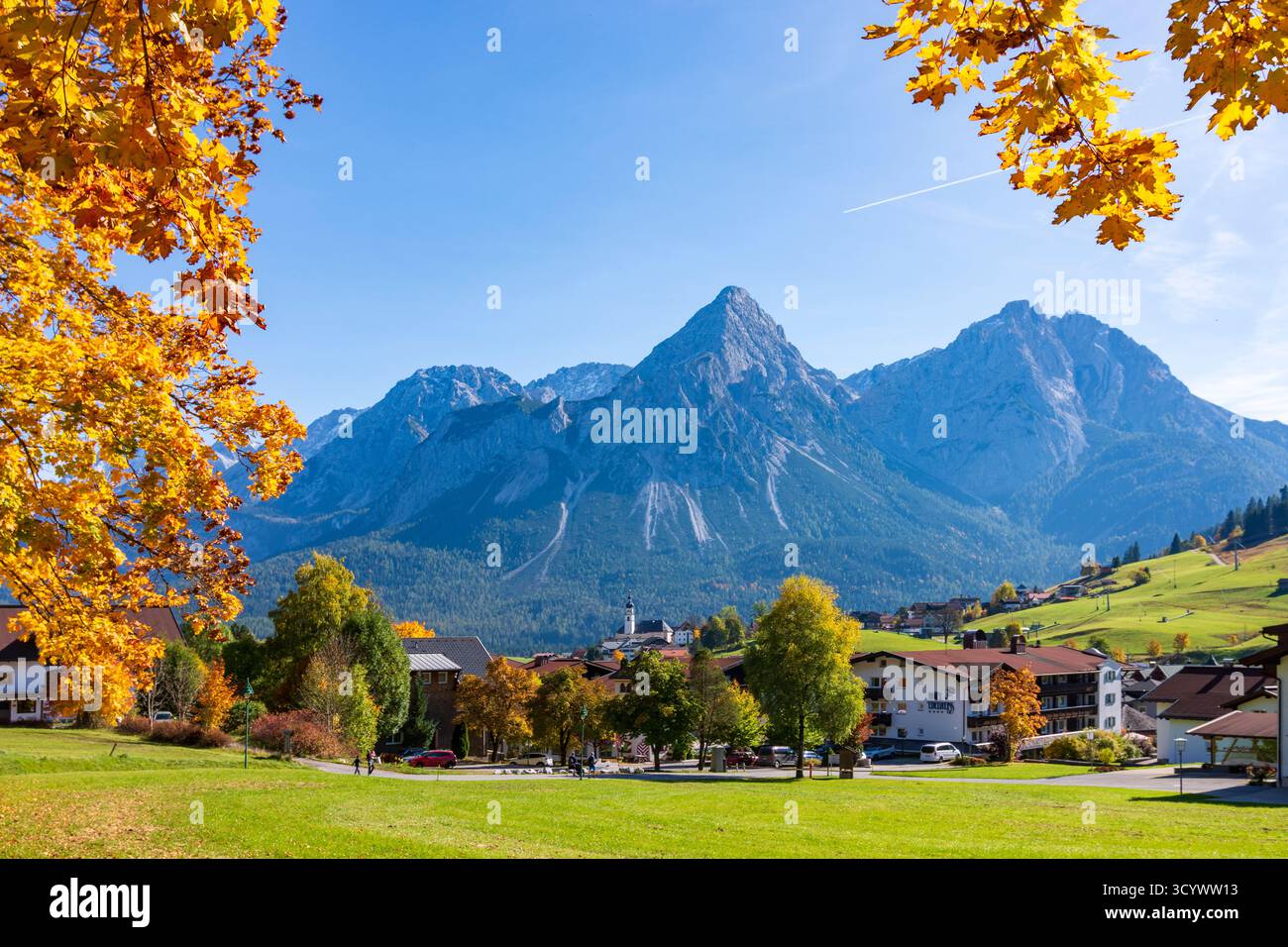Lermoos: Villaggio Lermoos, montagna Sonnenspitze in Tiroler Zugspitz Arena, Tirolo, Austria Foto Stock