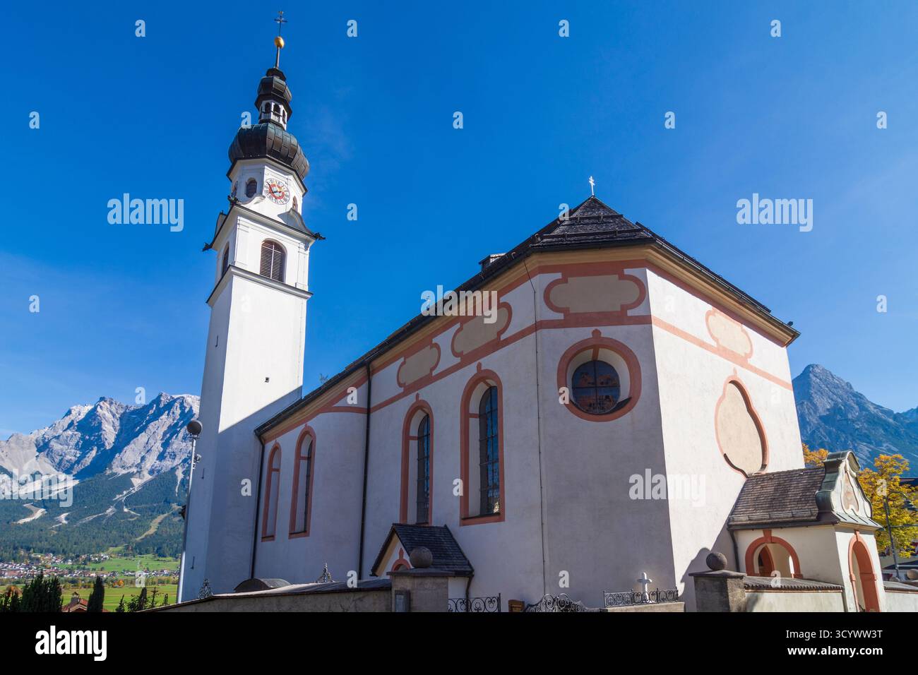 Lermoos: chiesa Lermoos in Tiroler Zugspitz Arena, Tirolo, Austria Foto Stock