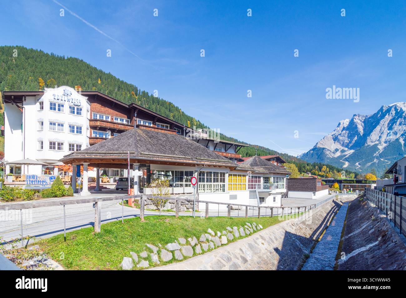 Lermoos: Villaggio Lermoos, montagna Zugspitze, hotel Edelweiss in Tiroler Zugspitz Arena, Tirolo, Austria Foto Stock