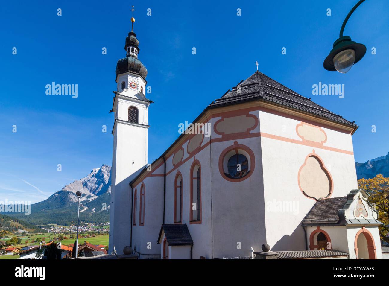 Lermoos: chiesa Lermoos in Tiroler Zugspitz Arena, Tirolo, Austria Foto Stock