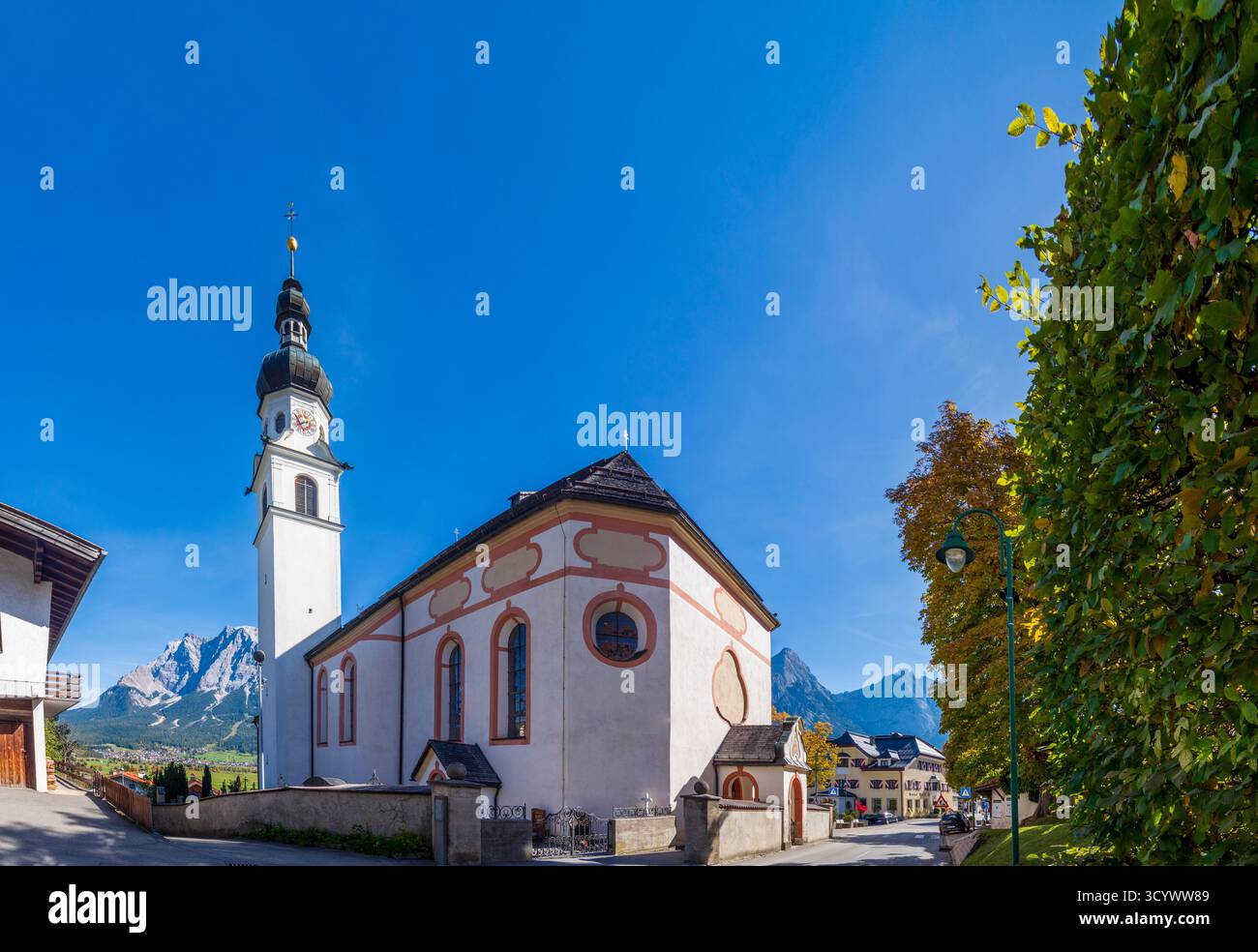 Lermoos: chiesa Lermoos in Tiroler Zugspitz Arena, Tirolo, Austria Foto Stock