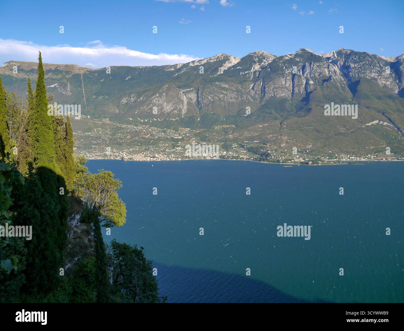 Vista dalla Pieve del Lago di Garda, Malcesine sull'altro lato del lago e della catena montuosa del Monte Baldo. Pieve è la città principale di Tremosine su Lak Foto Stock