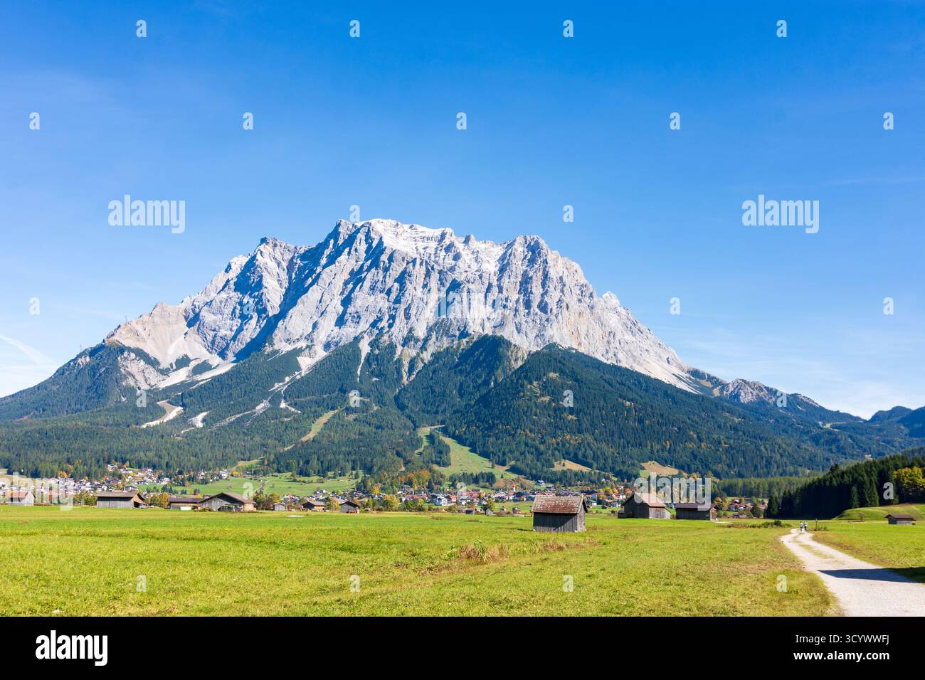 Ehrwald: Villaggio di Ehrwald, montagna di Zugspitze, prato, fienili in Tiroler Zugspitz Arena, Tirolo, Austria Foto Stock