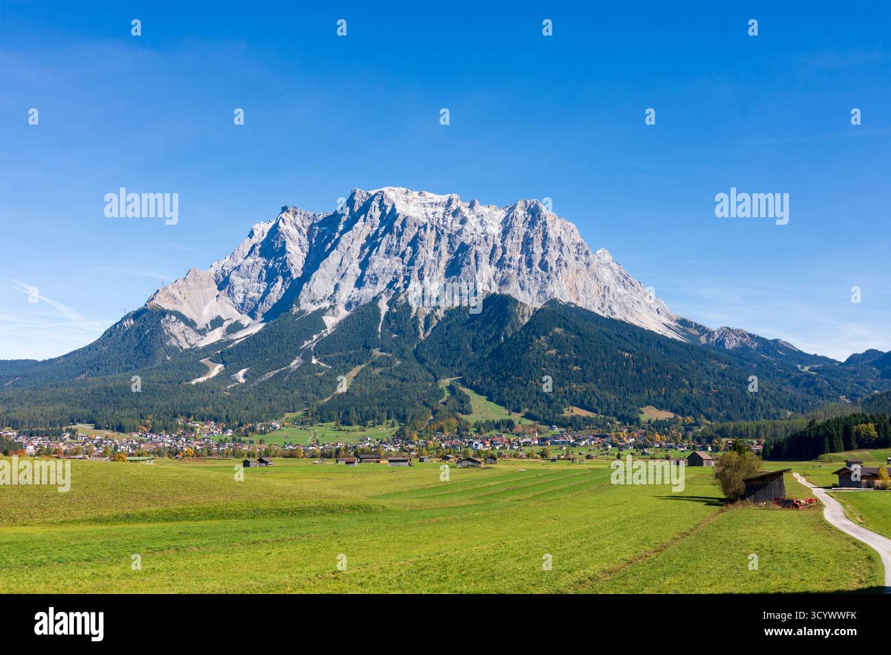 Ehrwald: Villaggio di Ehrwald, montagna di Zugspitze, prato, fienili in Tiroler Zugspitz Arena, Tirolo, Austria Foto Stock
