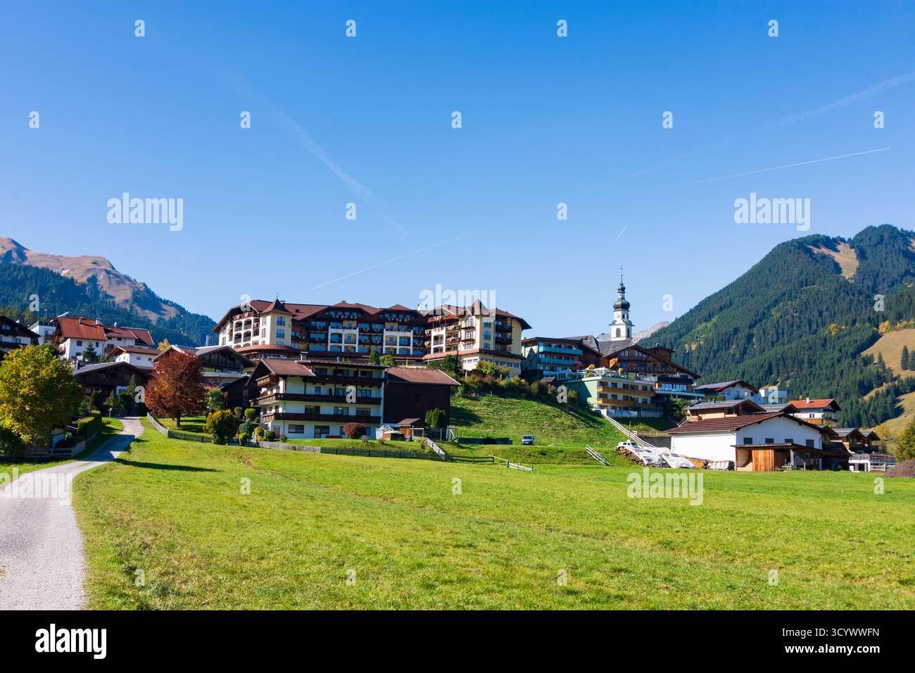 Lermoos: Villaggio e chiesa Lermoos, hotel Post in Tiroler Zugspitz Arena, Tirolo, Austria Foto Stock