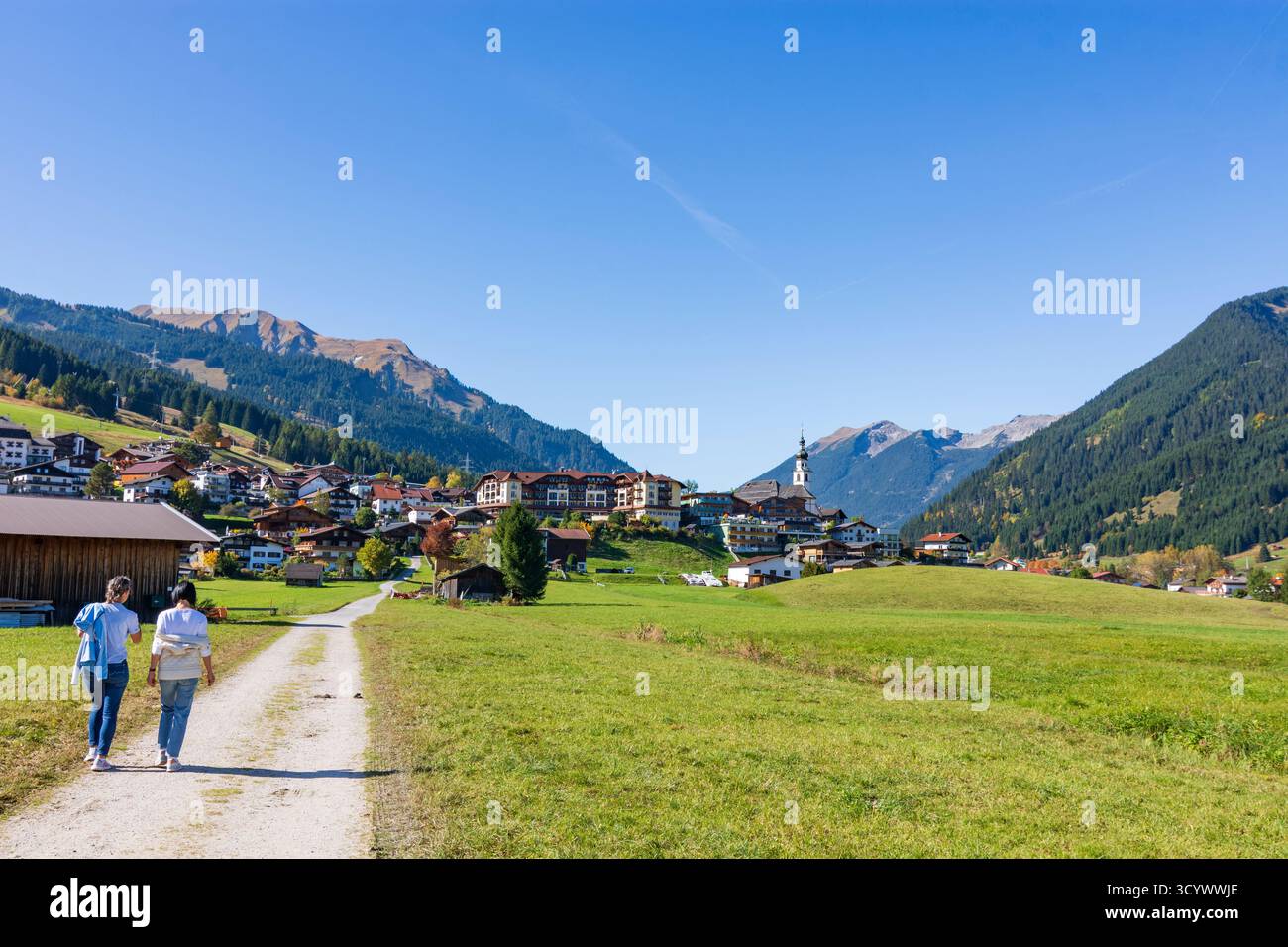 Lermoos: Villaggio e chiesa Lermoos, prati, fienili in Tiroler Zugspitz Arena, Tirolo, Tirolo, Austria Foto Stock