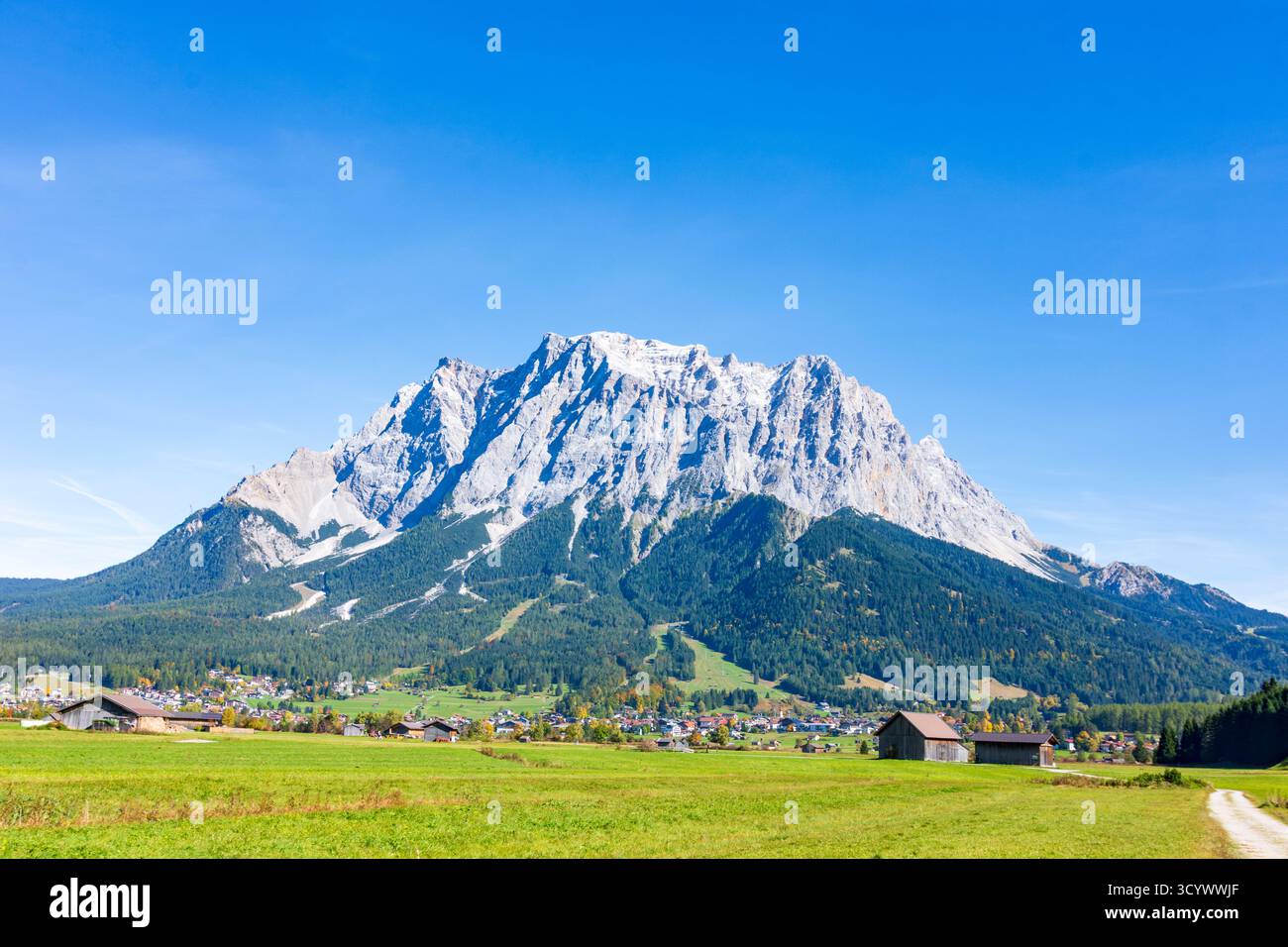 Ehrwald: Villaggio di Ehrwald, montagna di Zugspitze, prato, fienili in Tiroler Zugspitz Arena, Tirolo, Austria Foto Stock