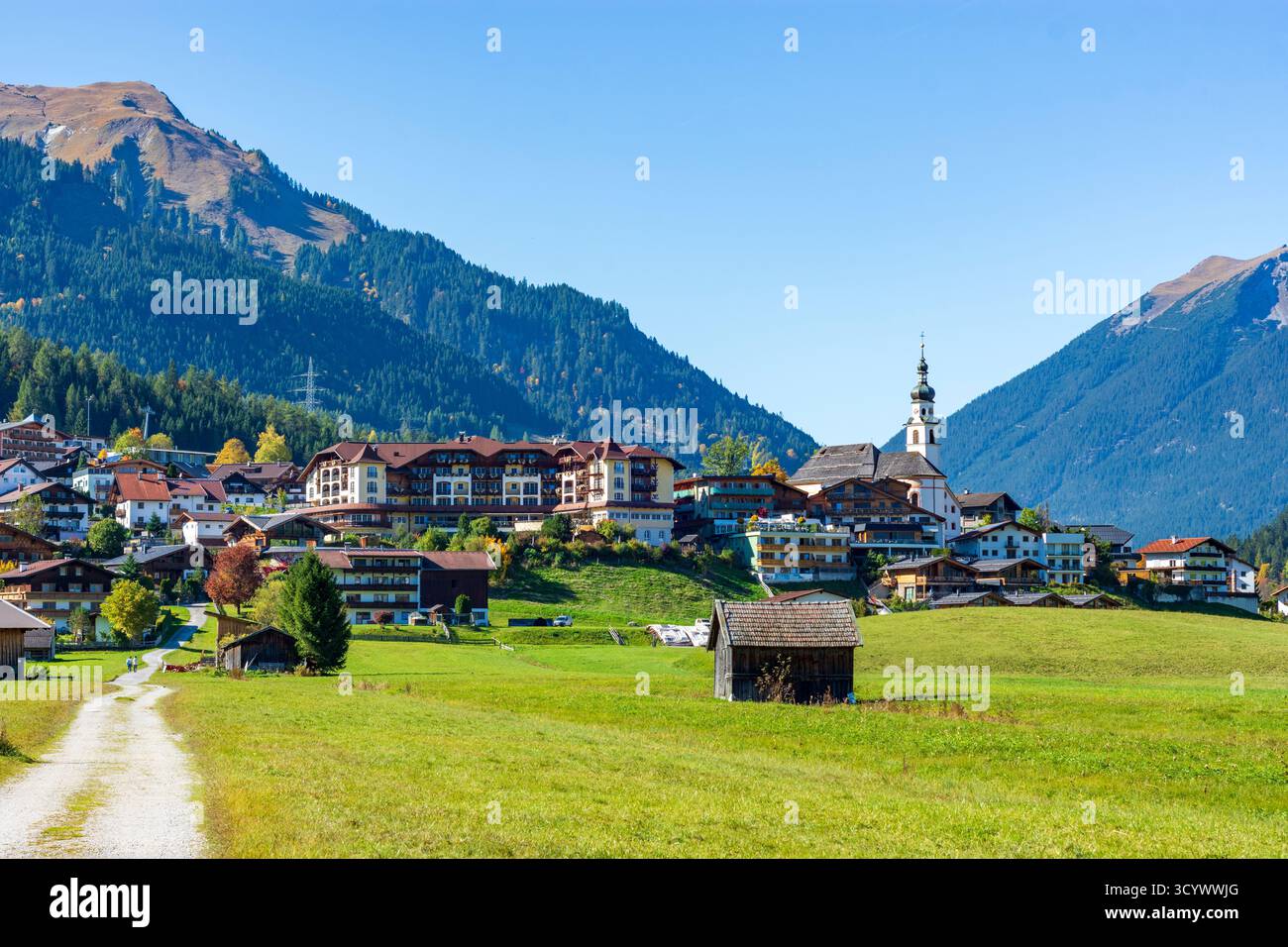 Lermoos: Villaggio e chiesa Lermoos, prati, fienili in Tiroler Zugspitz Arena, Tirolo, Tirolo, Austria Foto Stock