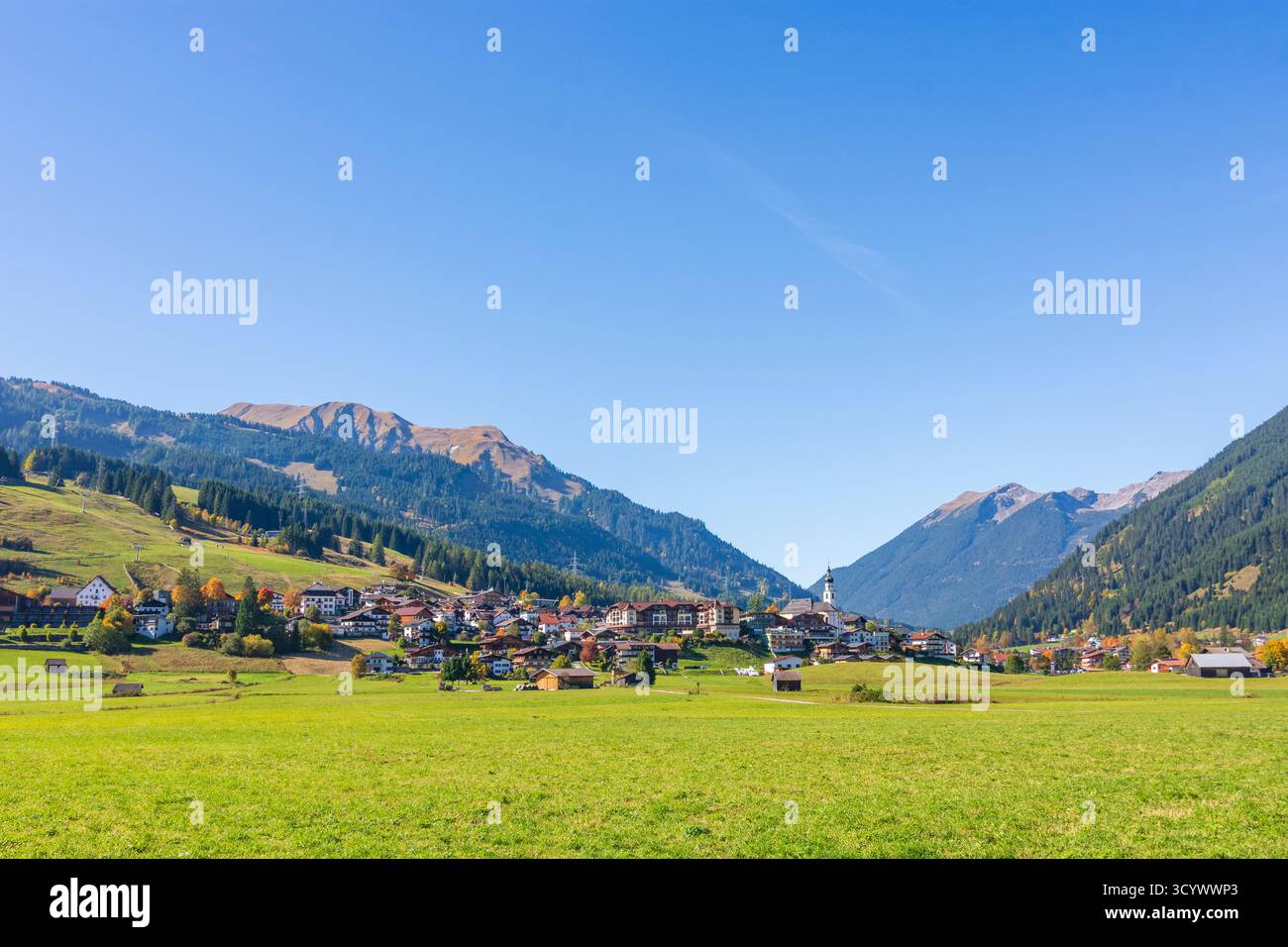 Lermoos: Villaggio e chiesa Lermoos, prati, fienili in Tiroler Zugspitz Arena, Tirolo, Tirolo, Austria Foto Stock