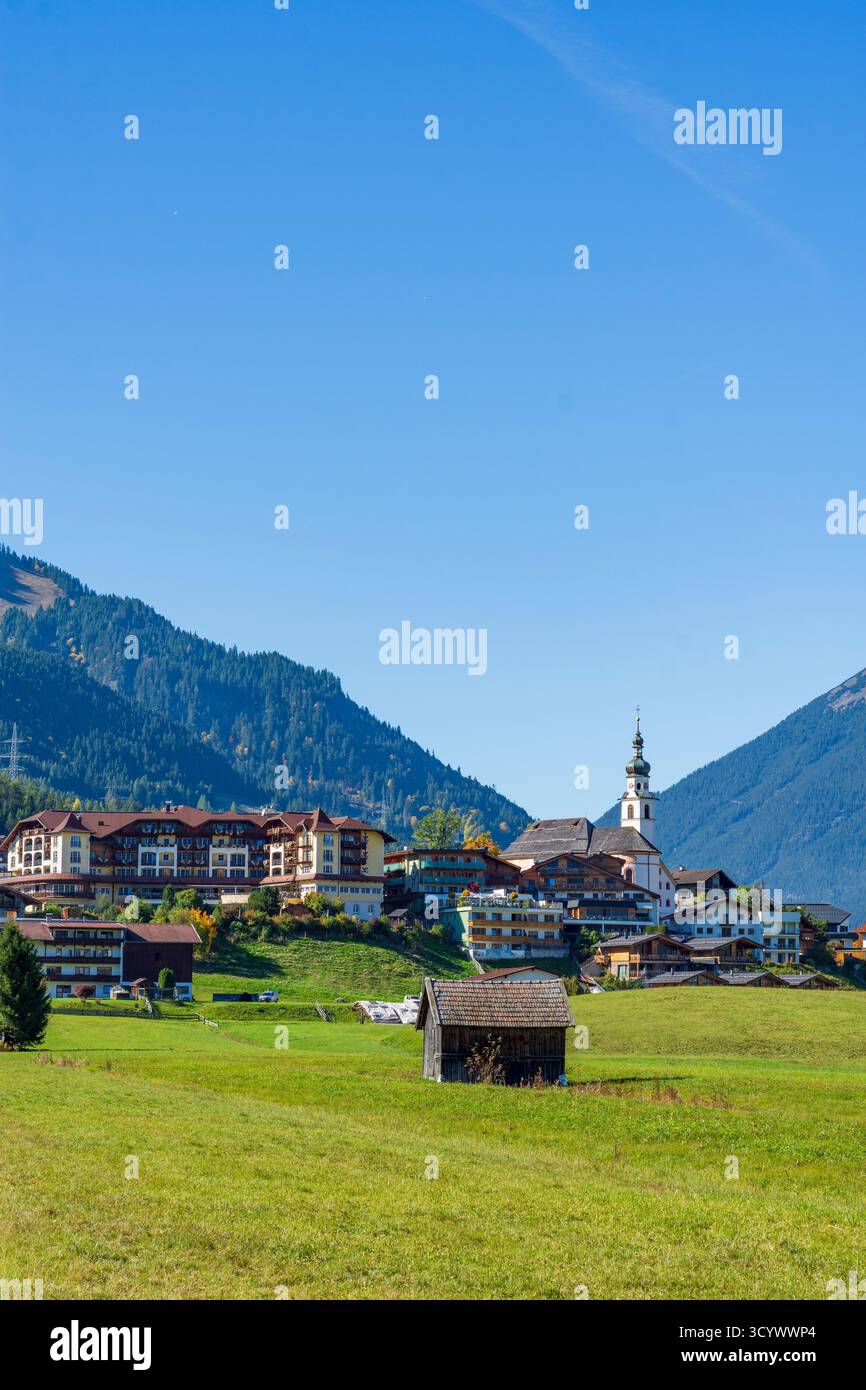 Lermoos: Villaggio e chiesa Lermoos, prati, fienili in Tiroler Zugspitz Arena, Tirolo, Tirolo, Austria Foto Stock