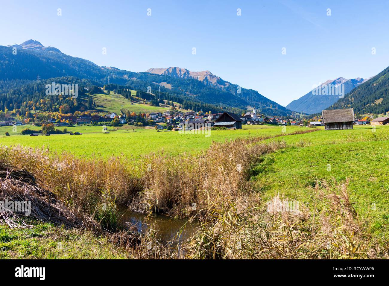 Lermoos: Villaggio e chiesa Lermoos, prati, fienili, Lermooser Moos (Lermoos Moss) a Tiroler Zugspitz Arena, Tirolo, Austria Foto Stock