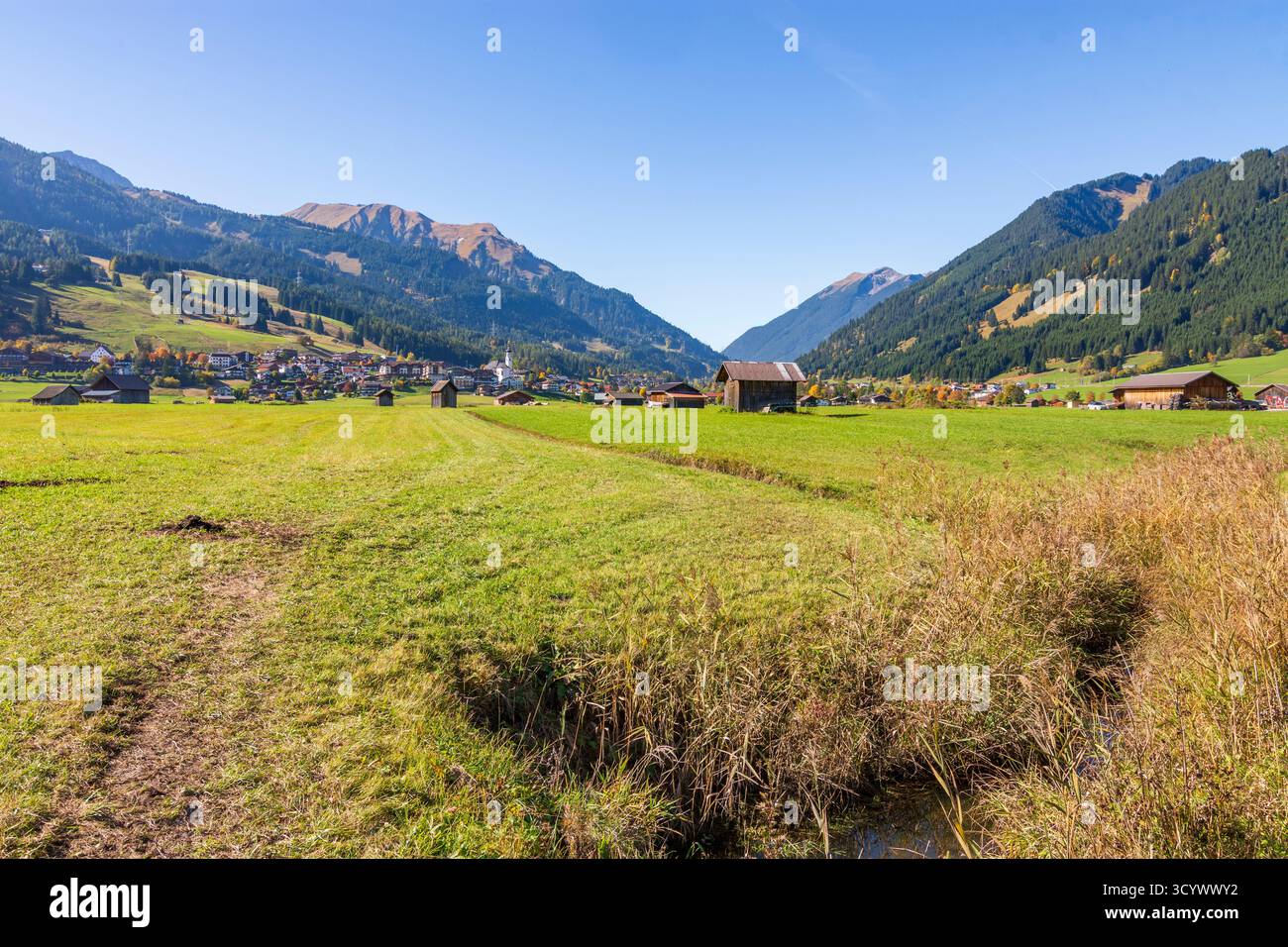 Lermoos: Villaggio e chiesa Lermoos, prati, fienili, Lermooser Moos (Lermoos Moss) a Tiroler Zugspitz Arena, Tirolo, Austria Foto Stock