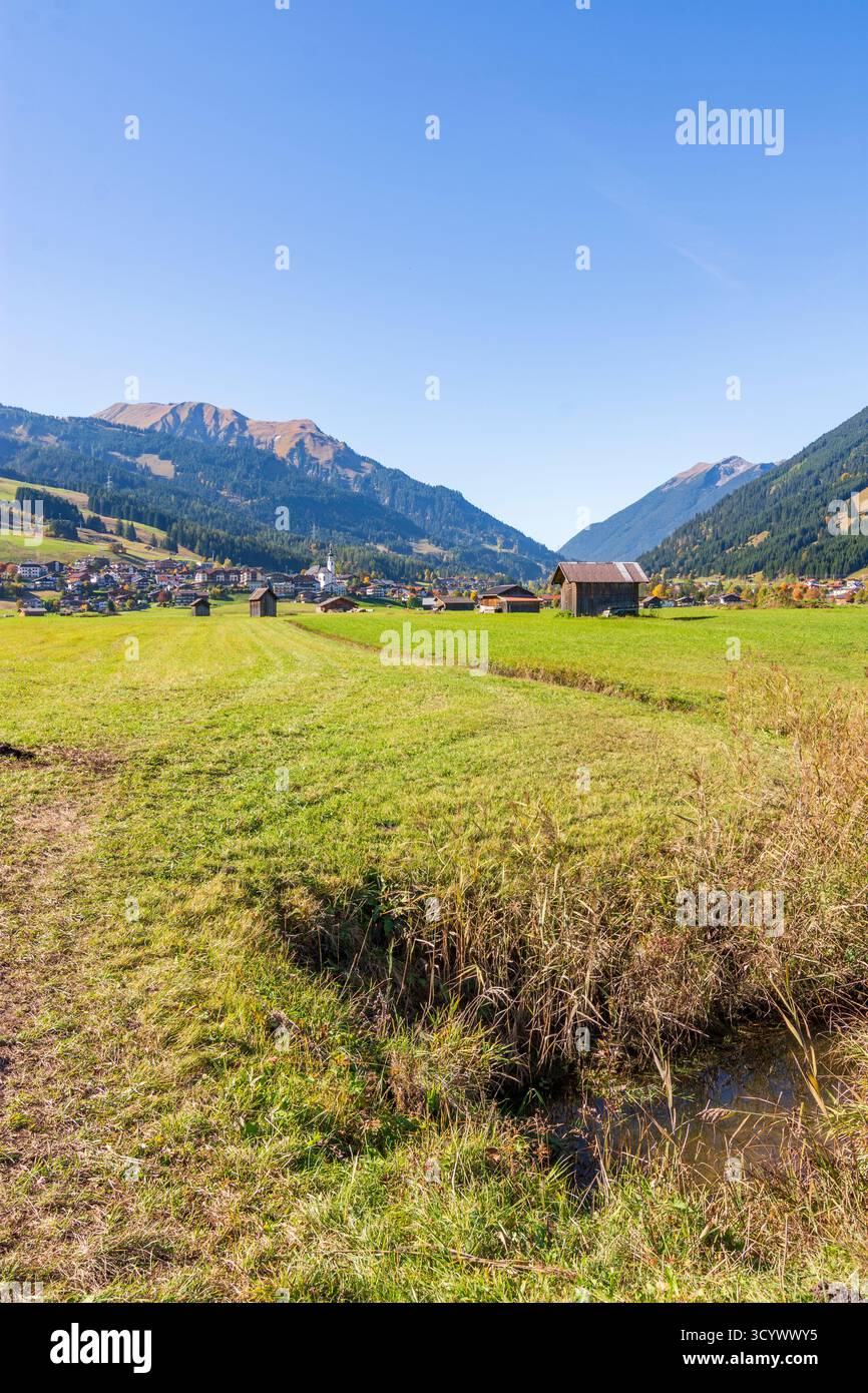 Lermoos: Villaggio e chiesa Lermoos, prati, fienili, Lermooser Moos (Lermoos Moss) a Tiroler Zugspitz Arena, Tirolo, Austria Foto Stock