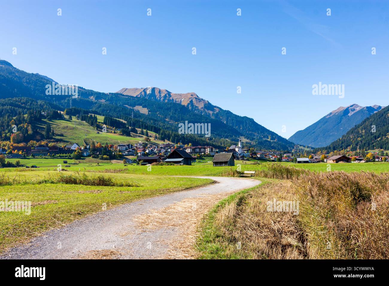 Lermoos: Villaggio e chiesa Lermoos, prati, fienili, Lermooser Moos (Lermoos Moss) a Tiroler Zugspitz Arena, Tirolo, Austria Foto Stock