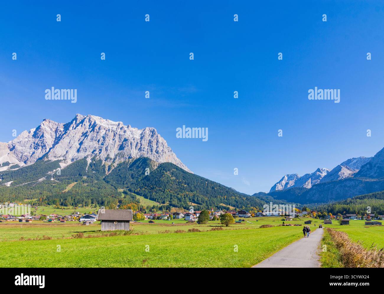 Ehrwald: Villaggio di Ehrwald, montagna di Zugspitze, prato, fienili in Tiroler Zugspitz Arena, Tirolo, Austria Foto Stock