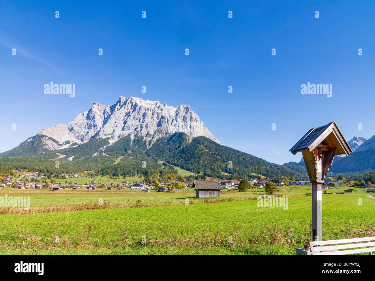 Ehrwald: Villaggio di Ehrwald, montagna di Zugspitze, prato, fienili, incrocio a lato strada in Tiroler Zugspitz Arena, Tirolo, Tirolo, Austria Foto Stock