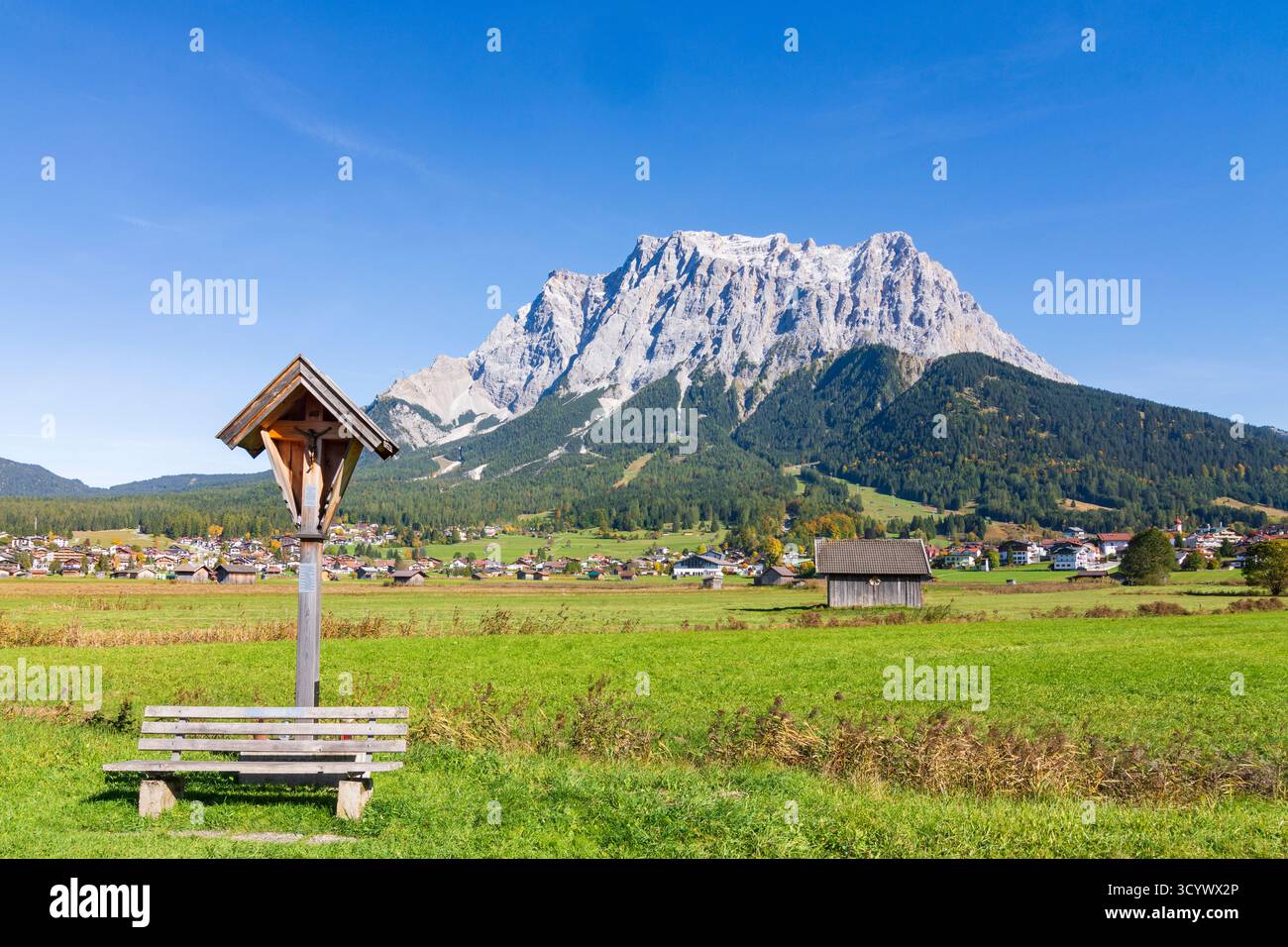 Ehrwald: Villaggio di Ehrwald, montagna di Zugspitze, prato, fienili, incrocio a lato strada in Tiroler Zugspitz Arena, Tirolo, Tirolo, Austria Foto Stock