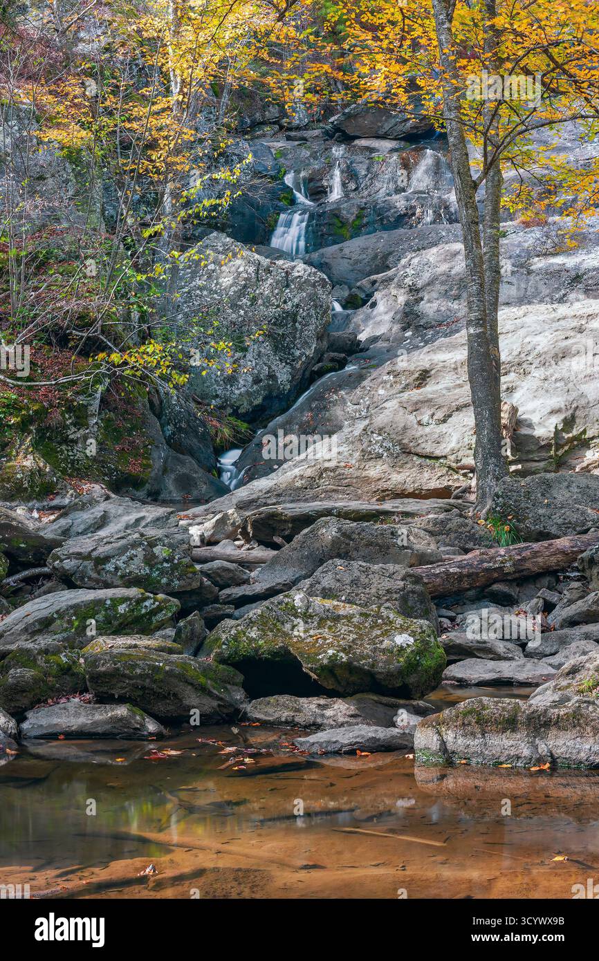 Bassi livelli d'acqua a Cunningham Falls in autunno. Cunningham Falls State Park. Maryland. STATI UNITI Foto Stock