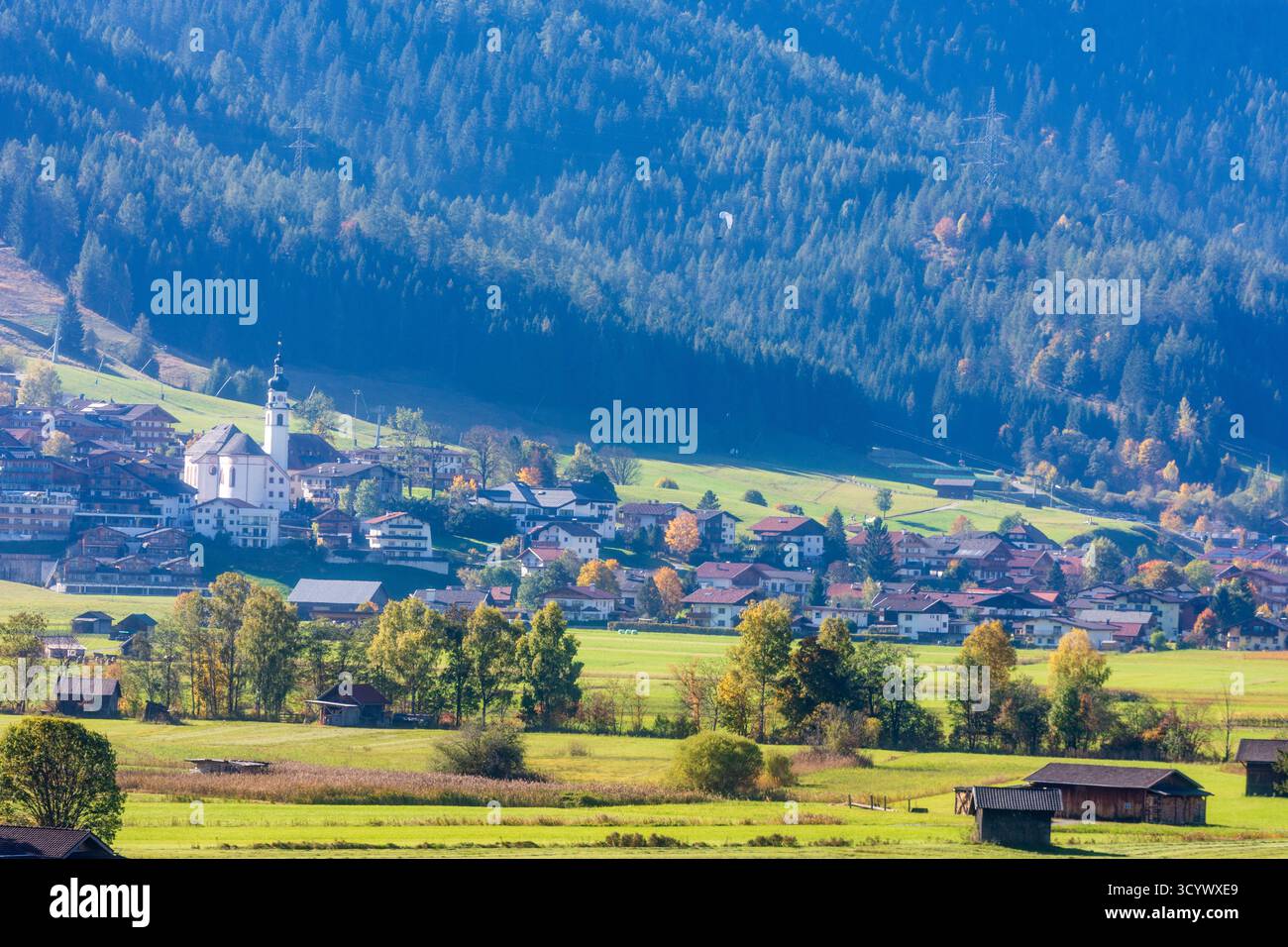 Lermoos: Villaggio e chiesa Lermoos, prati, fienili in Tiroler Zugspitz Arena, Tirolo, Tirolo, Austria Foto Stock