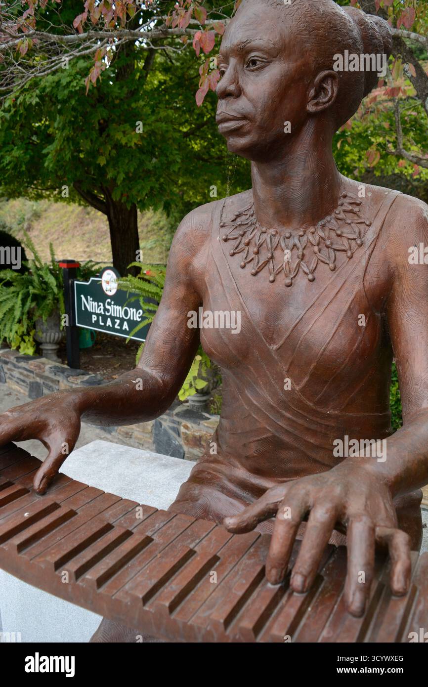 Una statua della cantante americana Nina Simone a Nina Simone Plaza nella città natale della cantante Tryon, Carolina del Nord. Foto Stock