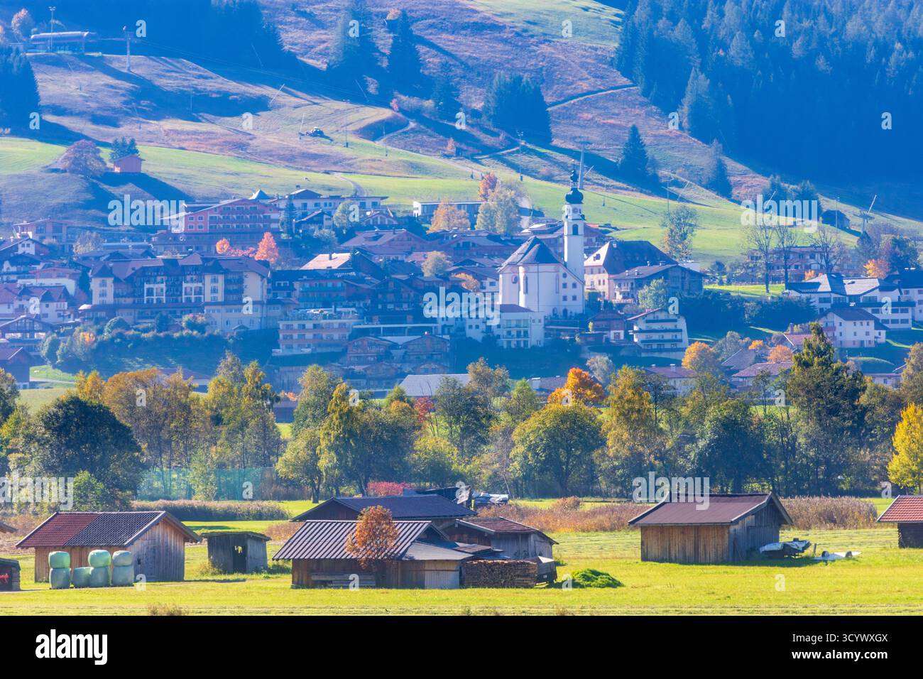 Lermoos: Villaggio e chiesa Lermoos, prati, fienili in Tiroler Zugspitz Arena, Tirolo, Tirolo, Austria Foto Stock