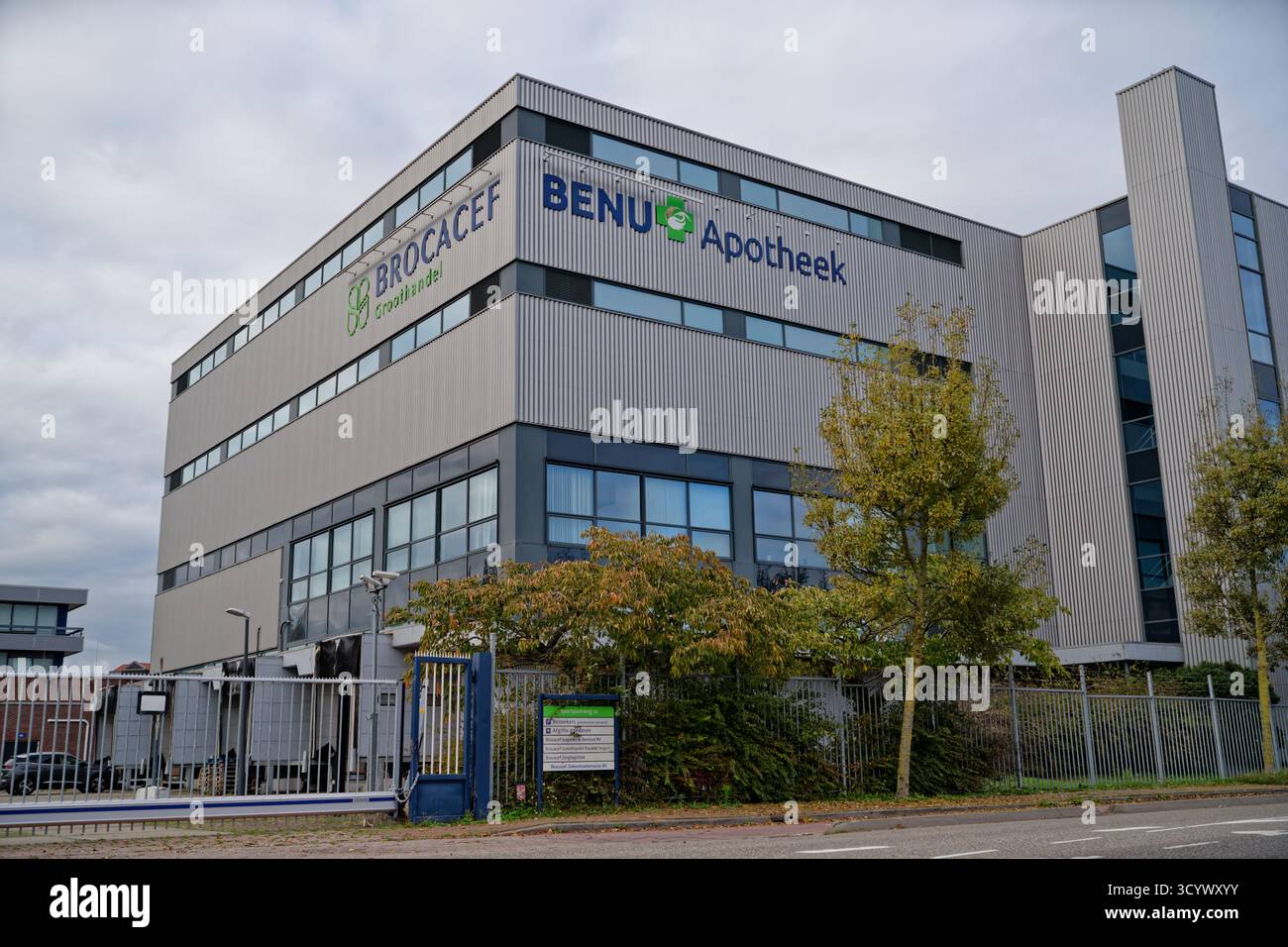 Utrecht, Paesi Bassi - 16 ottobre 2025: Centro di distribuzione BENU Apotheek nei Paesi Bassi, moderno edificio industriale grigio Foto Stock