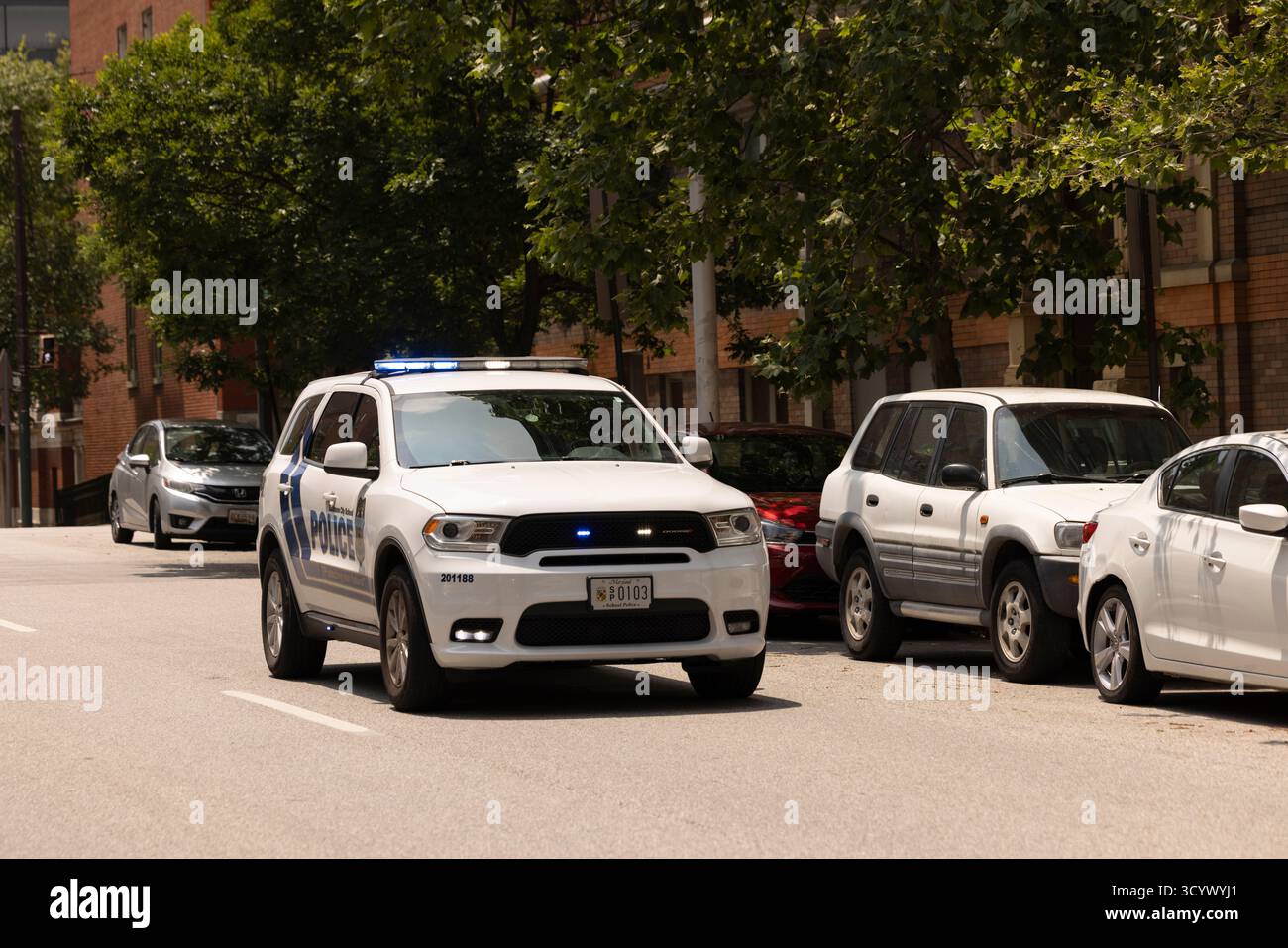 Baltimora, Maryland, USA - 8 giugno 2025: Un'unità di polizia della Baltimore City School risponde a un'emergenza con sirene in una strada della città. Foto Stock