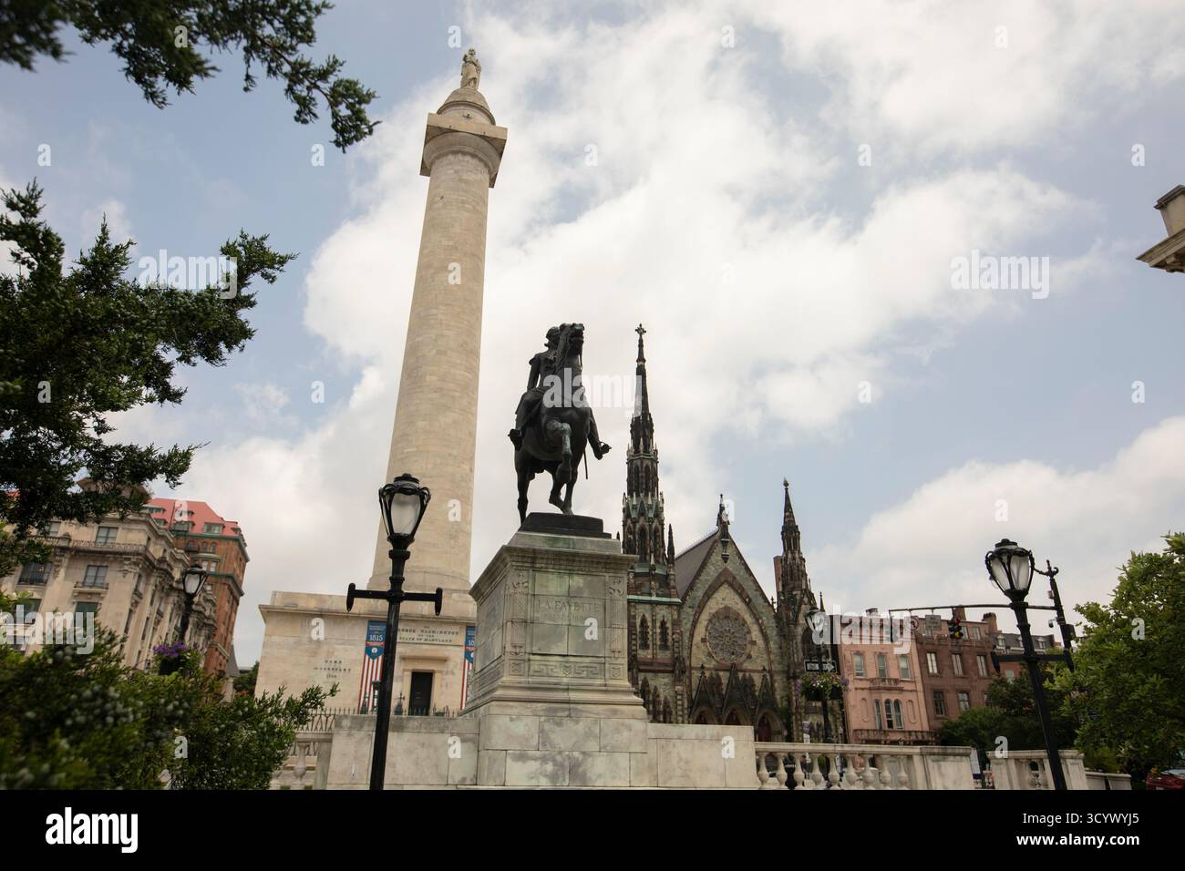 Baltimora, Maryland, USA - 8 giugno 2025: Costruito nel 1829, il Washington Monument si trova nel cuore del quartiere di Mount Vernon. Foto Stock