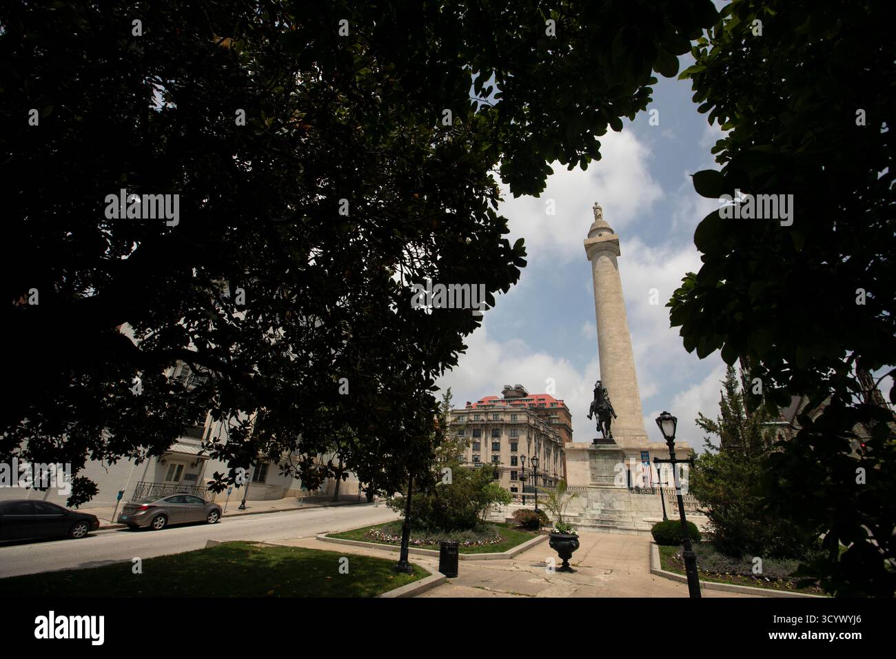 Baltimora, Maryland, USA - 8 giugno 2025: Costruito nel 1829, il Washington Monument si trova nel cuore del quartiere di Mount Vernon. Foto Stock