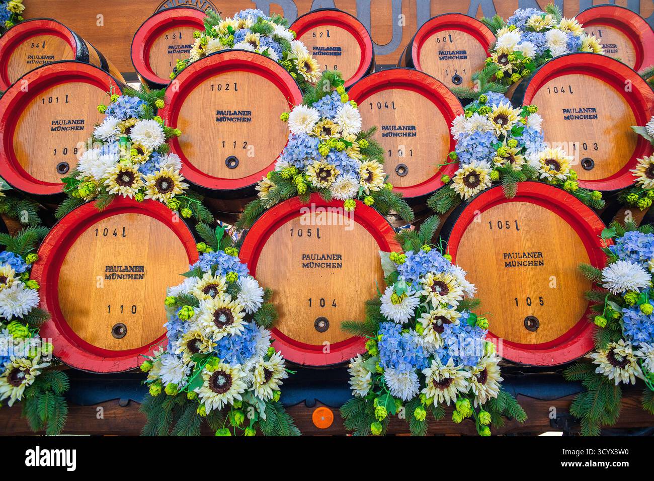 Italia Piemonte Torino botti di birra tedesca in Piazza Castello a Torino per la Festa di ottobre. Foto Stock