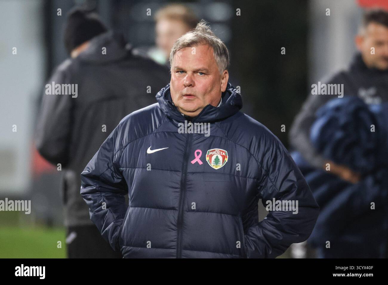 Niepolomice, Polonia. 20 ottobre 2025. Calcio 2025 2026 Betclic 1 Liga Puszcza Niepolomice vs Wisla Cracovia op: Tomasz Tulacz crediti: Konrad Swierad/Alamy Live News Foto Stock