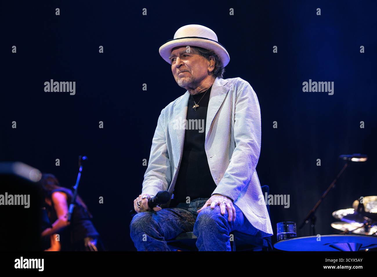 Madrid, Madrid, Spagna. 20 ottobre 2025. Il cantante JOAQUIN SABINA si esibisce alla Movistar Arena di Madrid come parte del suo tour di Hola Y Adios (immagine di credito: © Alvaro Laguna/ZUMA Press Wire) SOLO PER USO EDITORIALE! Non per USO commerciale! Foto Stock