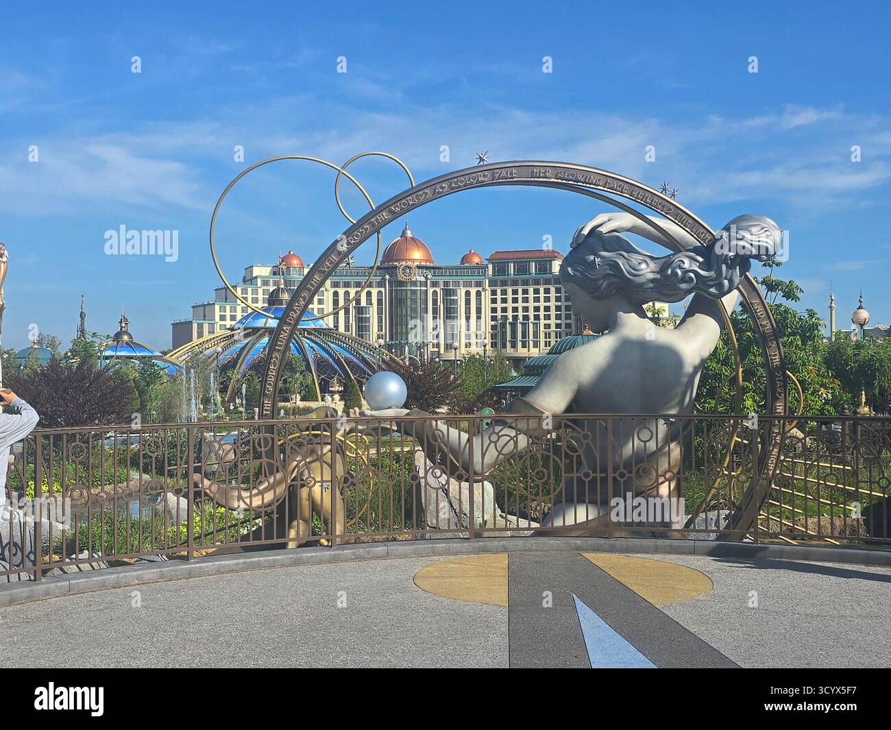 Scultura moderna e ringhiera decorativa che si affaccia su un edificio del resort. Viaggi, fantasia e architettura. - Immagine stock catturata con smartphone
