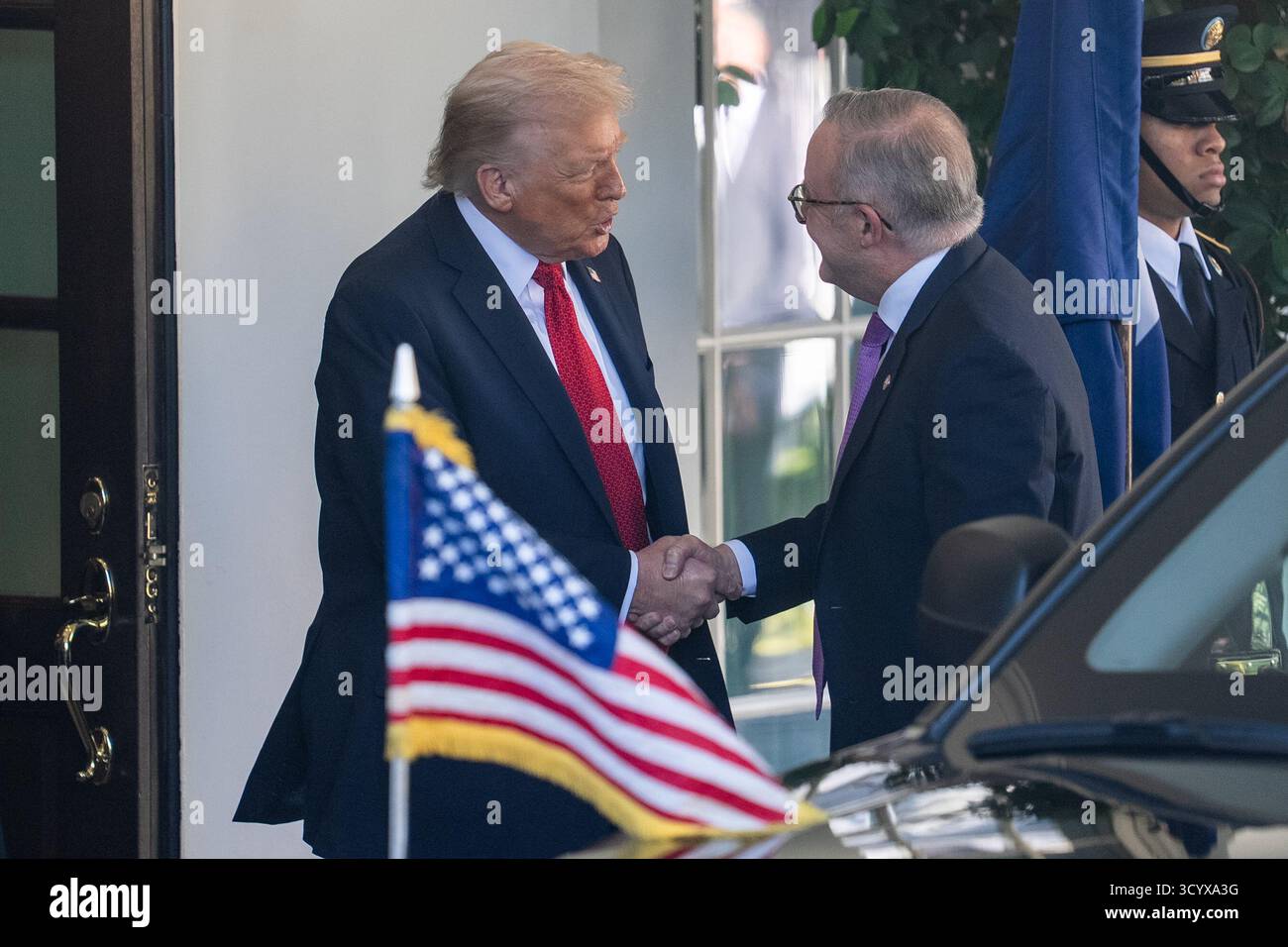 Washington, Stati Uniti. 20 ottobre 2025. Il presidente degli Stati Uniti Donald Trump (L) dà il benvenuto al primo ministro australiano Anthony Albanese alla Casa Bianca di Washington, DC, negli Stati Uniti, il 20 ottobre 2025. Crediti: HU Yousong/Xinhua/Alamy Live News Foto Stock