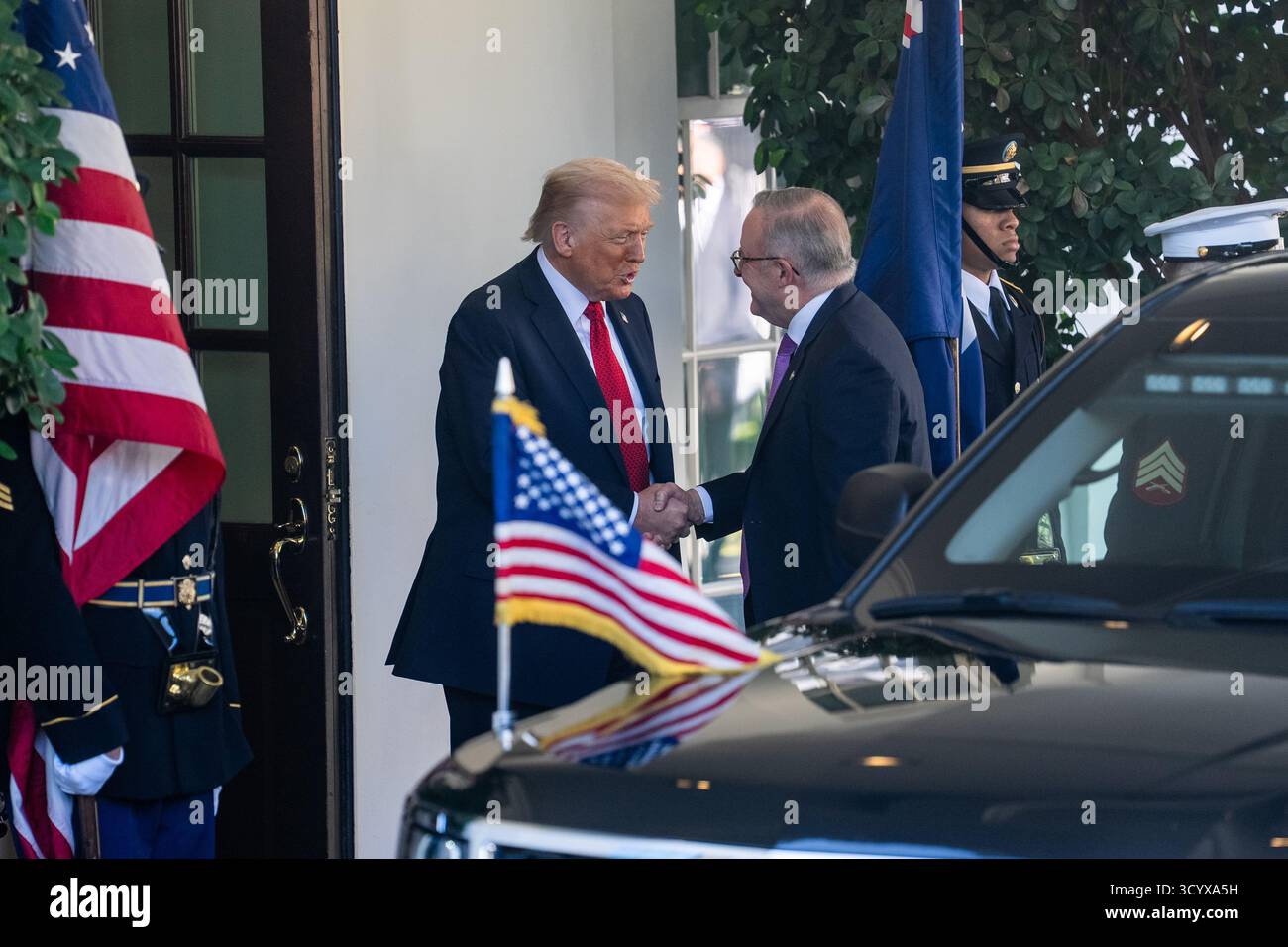 Washington, Stati Uniti. 20 ottobre 2025. Il presidente degli Stati Uniti Donald Trump (L) dà il benvenuto al primo ministro australiano Anthony Albanese alla Casa Bianca di Washington, DC, negli Stati Uniti, il 20 ottobre 2025. Crediti: HU Yousong/Xinhua/Alamy Live News Foto Stock