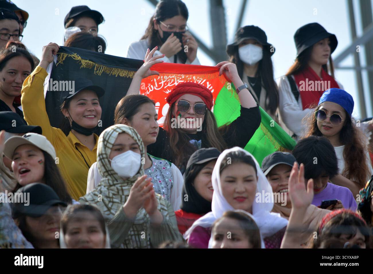 Ragazze afghane che ballano e festeggiano con gioia durante una partita di cricket in Afghanistan allo stadio Chittagong, Bangladesh. Foto Stock