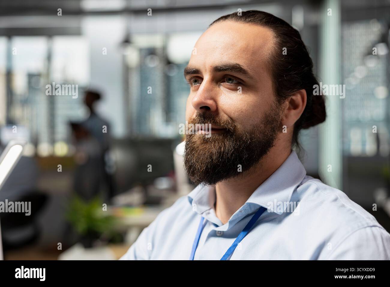 Primo piano di un analista azionario che lavora per un'azienda proprietaria e che legge i rapporti annuali dell'azienda per valutare la volatilità delle azioni. Lo specialista finanziario conduce ricerche per ottenere informazioni sulle borse Foto Stock