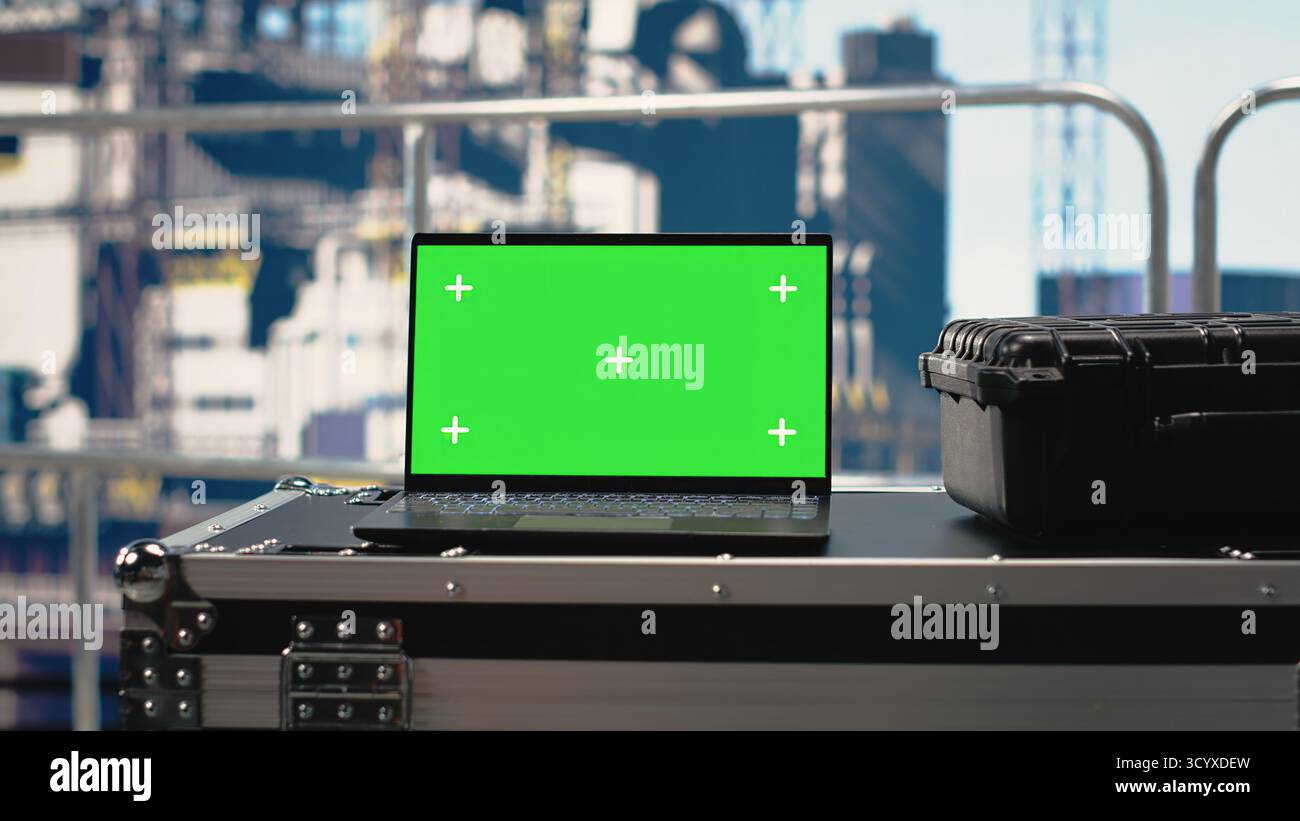Tablet Chroma su piattaforma offshore con software predittivo per l'analisi delle operazioni di perforazione. Dispositivo di mockup con schermo verde sul ponte per chiatte di perforazione per la gestione delle attrezzature del carro di perforazione e il monitoraggio dell'efficienza produttiva Foto Stock