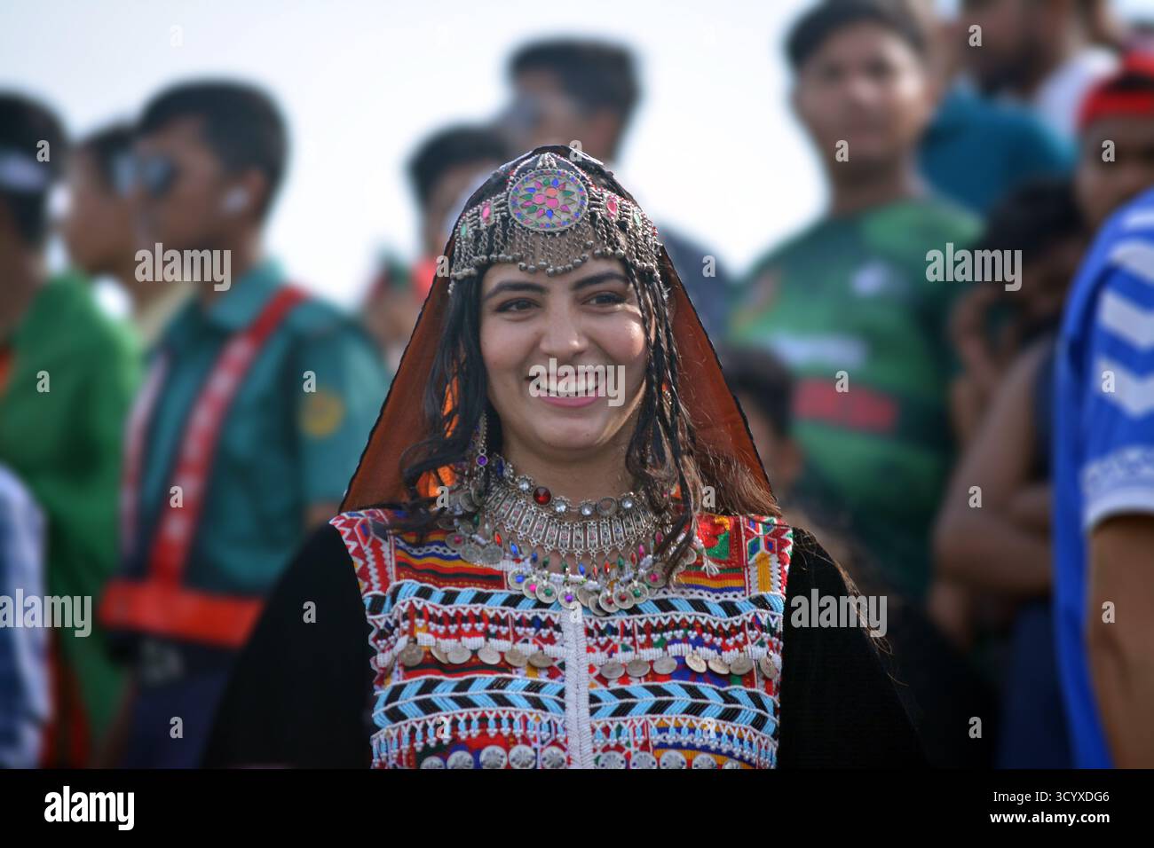 Ragazze afghane che ballano e festeggiano con gioia durante una partita di cricket in Afghanistan allo stadio Chittagong, Bangladesh. Foto Stock