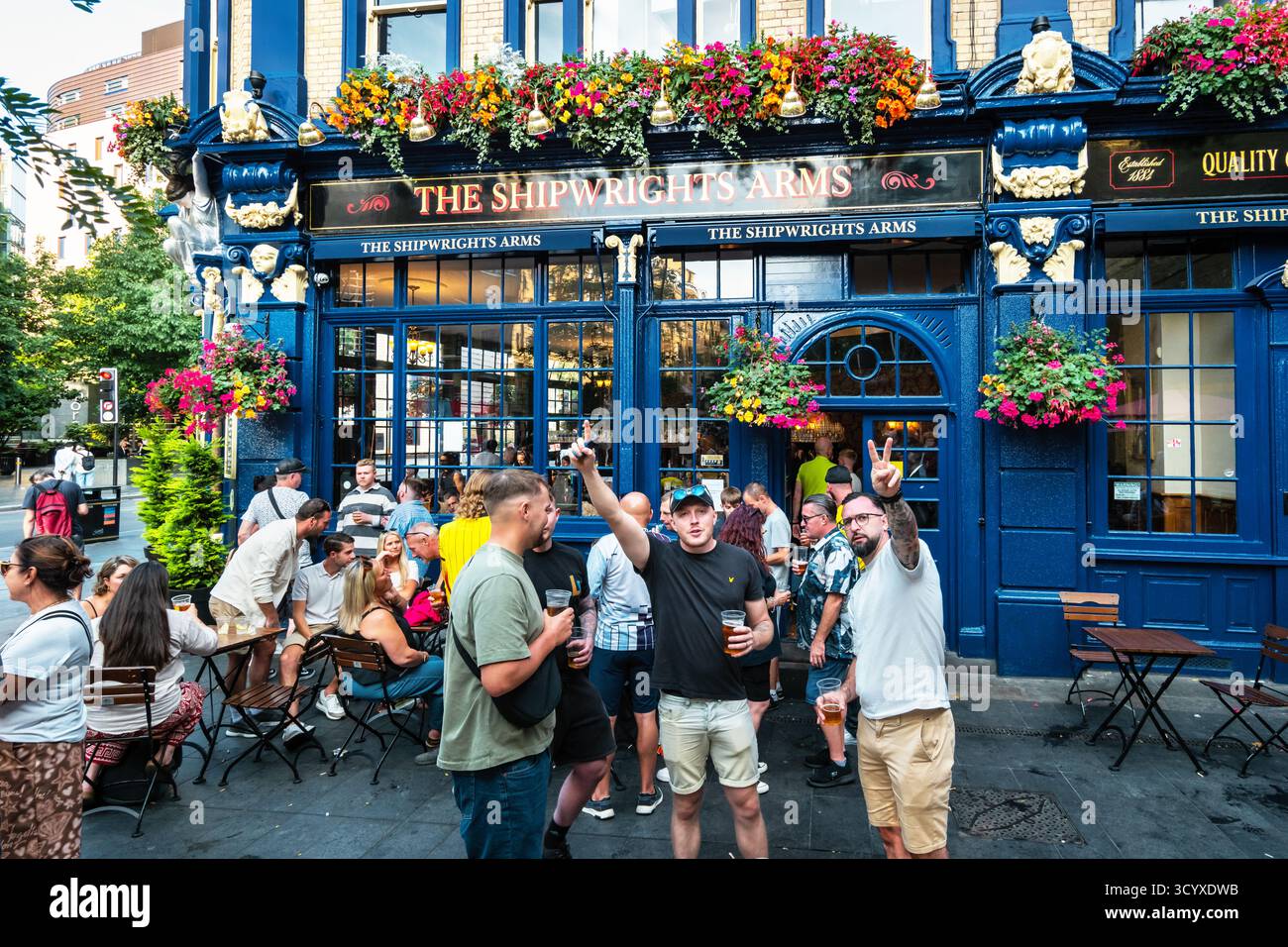 Le persone si rilassano in un pub a Southwark, nel centro di Londra, Regno Unito. Foto Stock