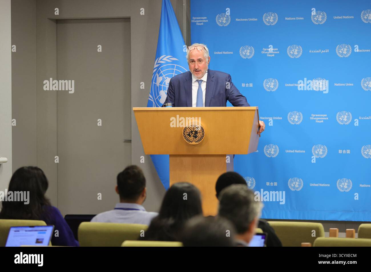 New York, Stati Uniti. 20 ottobre 2025. NEW YORK, NEW YORK - 20 OTTOBRE 2025: Stephane Dujarric, portavoce del Segretario generale delle Nazioni Unite, tiene il briefing quotidiano presso la sede delle Nazioni Unite. La sessione ha riguardato aggiornamenti globali, sviluppi umanitari e dichiarazioni ufficiali a nome del Segretario generale, fornendo ai giornalisti le ultime informazioni sulle principali questioni internazionali. (Foto: Luiz Rampelotto/EuropaNewswire/Sipa USA) credito: SIPA USA/Alamy Live News Foto Stock