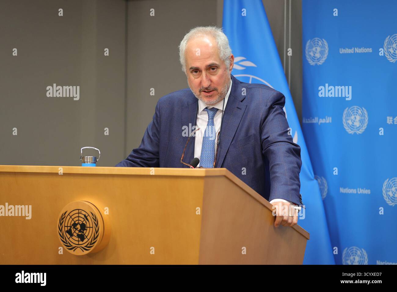 New York, Stati Uniti. 20 ottobre 2025. NEW YORK, NEW YORK - 20 OTTOBRE 2025: Stephane Dujarric, portavoce del Segretario generale delle Nazioni Unite, tiene il briefing quotidiano presso la sede delle Nazioni Unite. La sessione ha riguardato aggiornamenti globali, sviluppi umanitari e dichiarazioni ufficiali a nome del Segretario generale, fornendo ai giornalisti le ultime informazioni sulle principali questioni internazionali. (Foto: Luiz Rampelotto/EuropaNewswire/Sipa USA) credito: SIPA USA/Alamy Live News Foto Stock