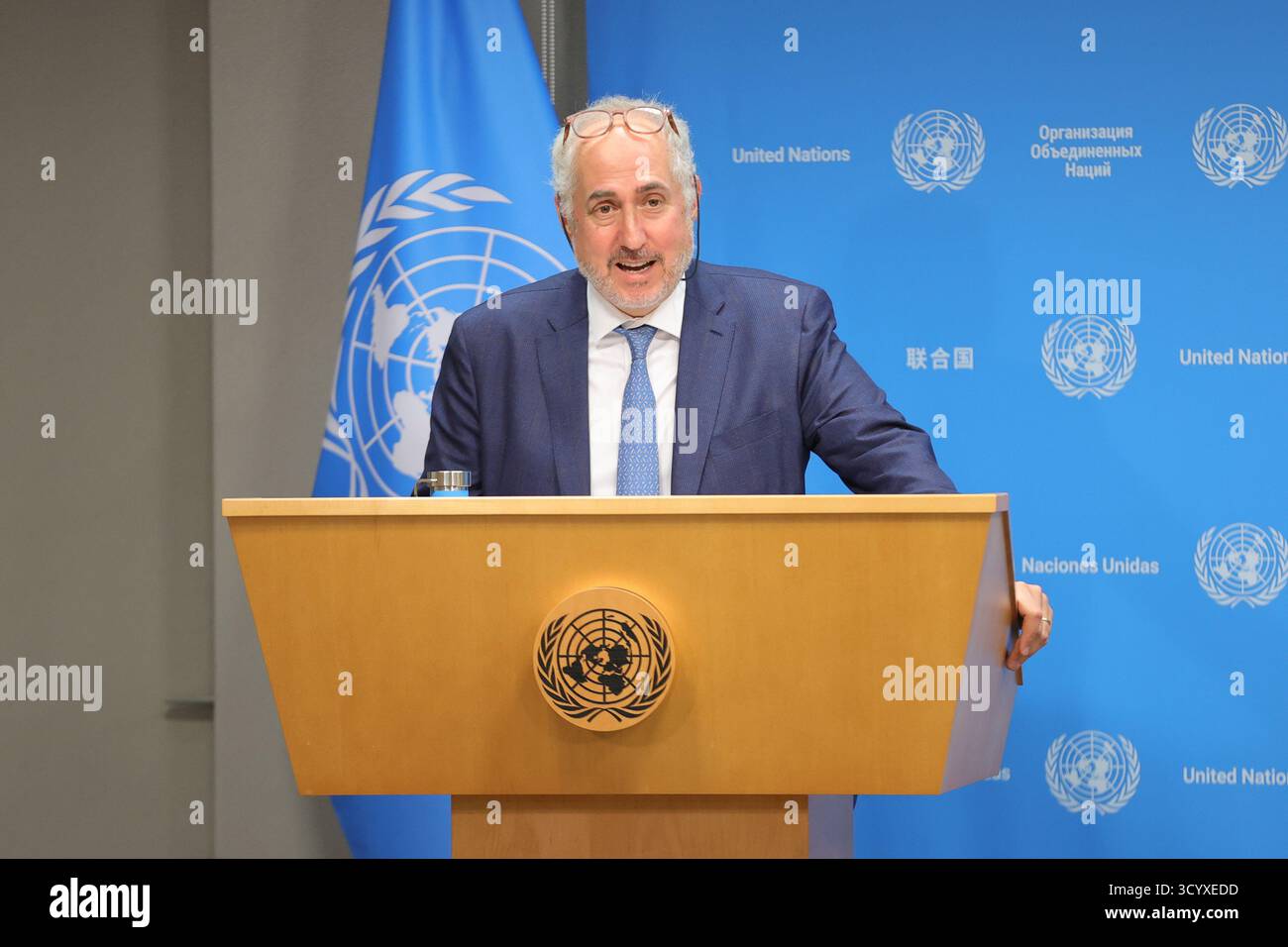 New York, Stati Uniti. 20 ottobre 2025. NEW YORK, NEW YORK - 20 OTTOBRE 2025: Stephane Dujarric, portavoce del Segretario generale delle Nazioni Unite, tiene il briefing quotidiano presso la sede delle Nazioni Unite. La sessione ha riguardato aggiornamenti globali, sviluppi umanitari e dichiarazioni ufficiali a nome del Segretario generale, fornendo ai giornalisti le ultime informazioni sulle principali questioni internazionali. (Foto: Luiz Rampelotto/EuropaNewswire/Sipa USA) credito: SIPA USA/Alamy Live News Foto Stock