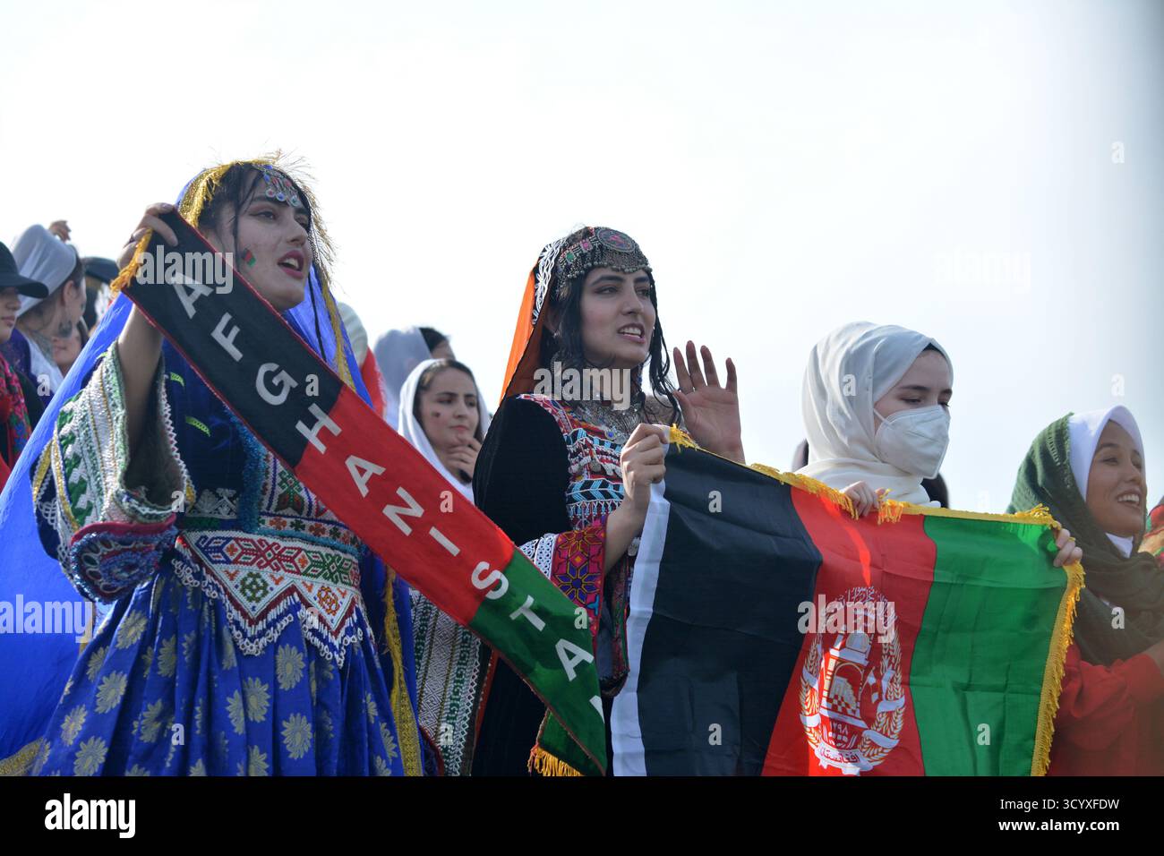 Ragazze afghane che ballano e festeggiano con gioia durante una partita di cricket in Afghanistan allo stadio Chittagong, Bangladesh. Foto Stock