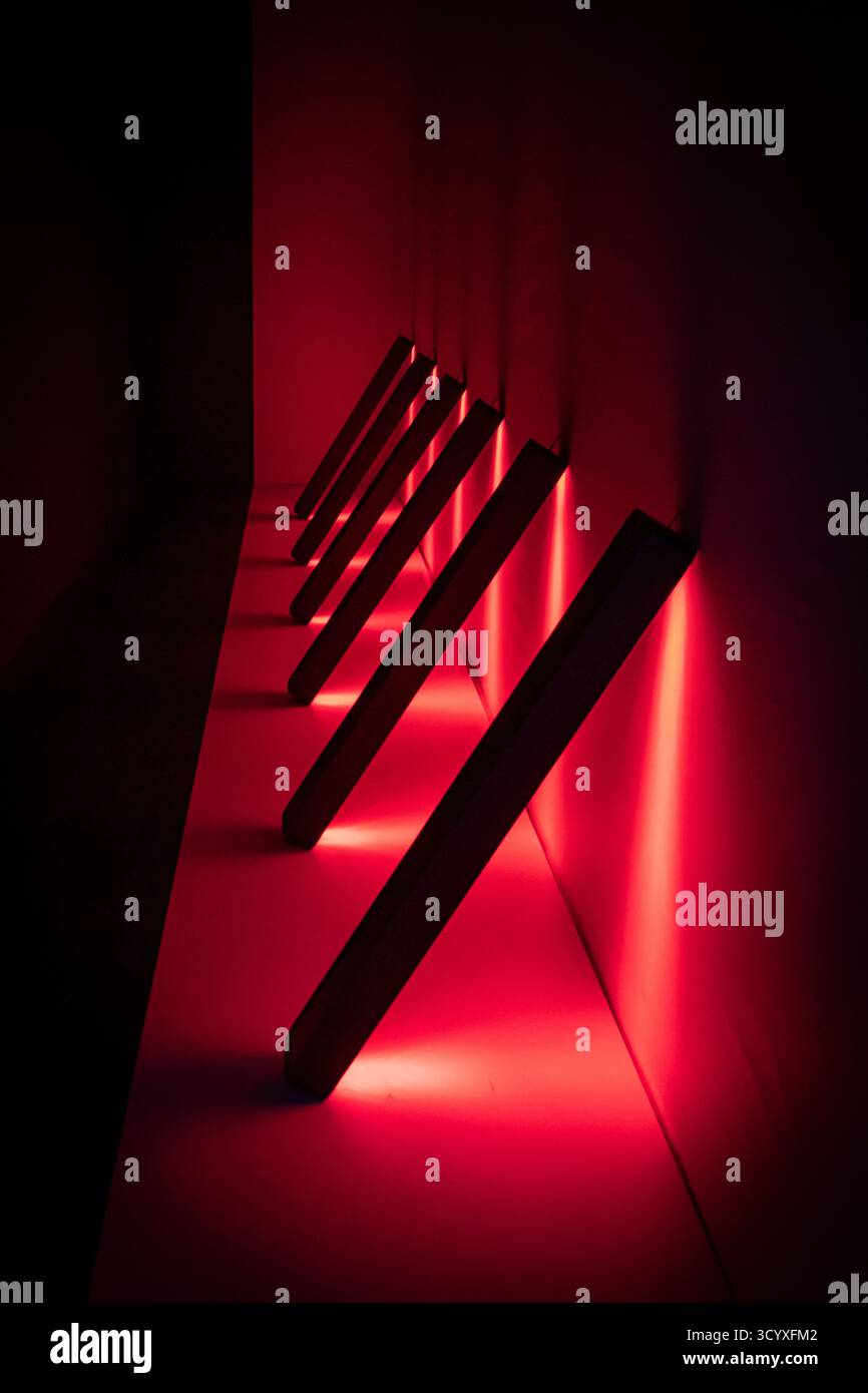 Illuminazione rossa creativa sotto forma di corridoio. Foto Stock